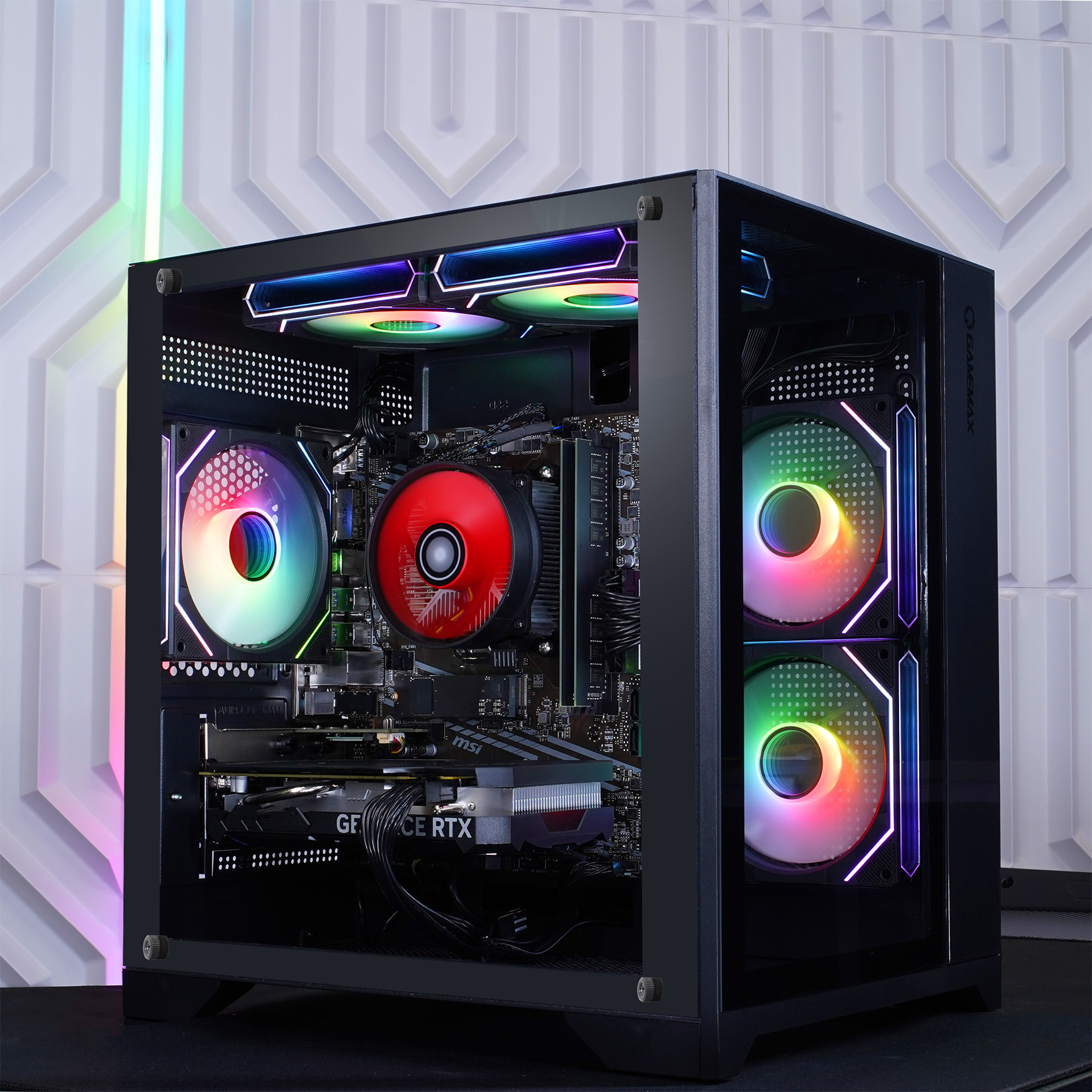 Ein PC-Gehäuse mit RGB-Lüftern und Komponenten wird auf einer schwarzen Oberfläche vor weißem Hintergrund gezeigt.