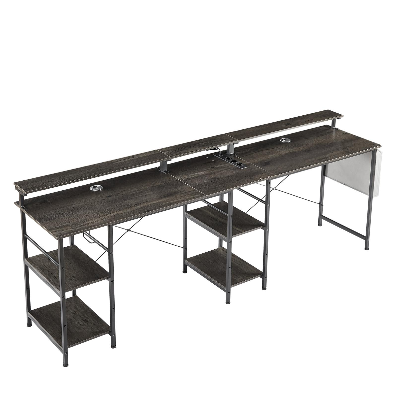 Ein dunkler Holzschreibtisch mit Metallrahmen und Regalen. Enthält ein oberes Regal, Steckdosen und zwei kreisförmige Löcher.
