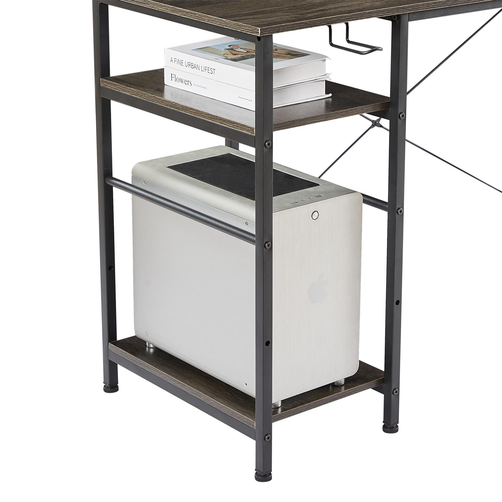 Ein Computerturm steht auf einem Regal. Bücher stehen auf einem anderen Regal. Der Schreibtisch hat eine dunkle Holzoberfläche und einen schwarzen Metallrahmen.