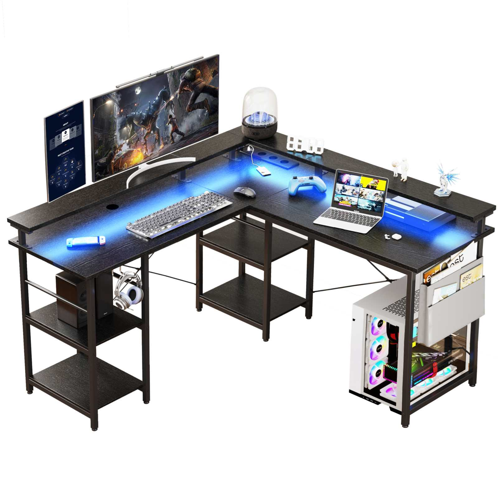 Gaming-Schreibtisch mit Bildschirmen, Tastatur, Maus, Laptop und PC. Blaue LED-Beleuchtung, Regale und Zubehör. Schwarz-Weiß-Farbschema.