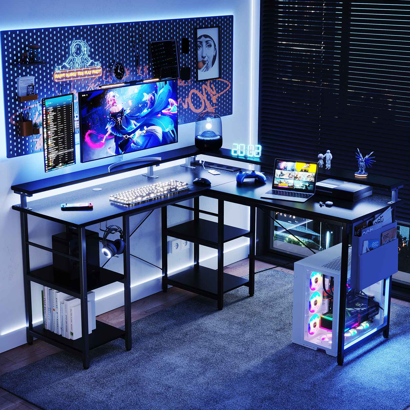 Gaming-Schreibtisch mit Monitor, Tastatur und Laptop. Ein Gaming-PC mit RGB-Beleuchtung steht rechts. Der Raum hat Umgebungslicht.