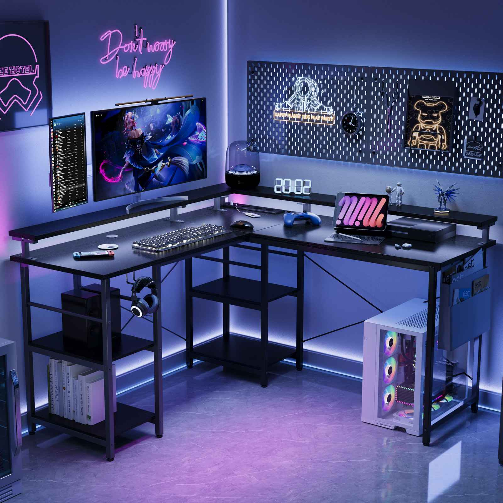 Gaming-Setup mit Monitoren, Tastatur und Zubehör. Neonlichter, Wanddekoration und ein Computergehäuse.