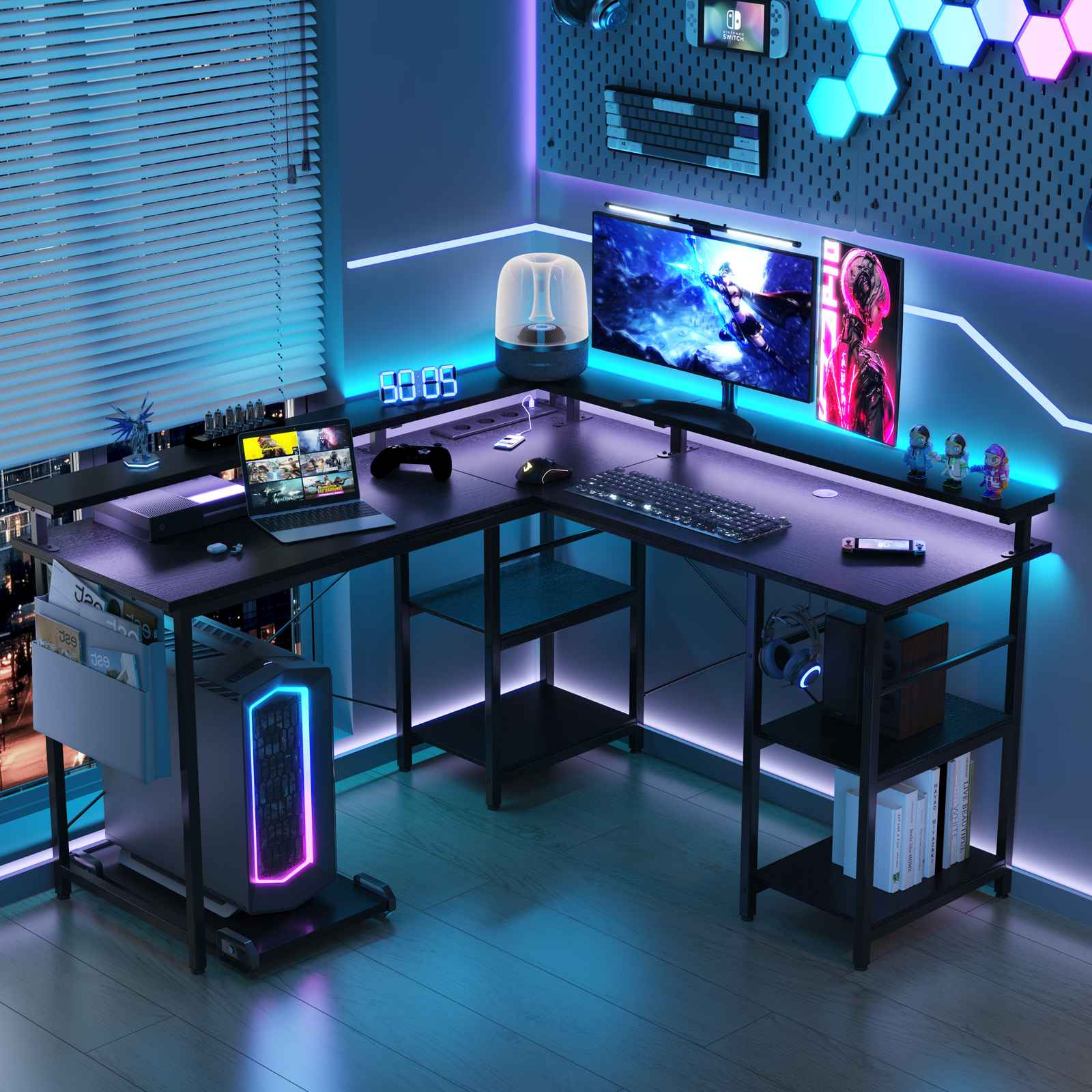 Gaming-Setup mit Computer, zwei Monitoren, Tastatur und Zubehör auf einem L-förmigen Schreibtisch, beleuchtet mit blauen und lila Lichtern.