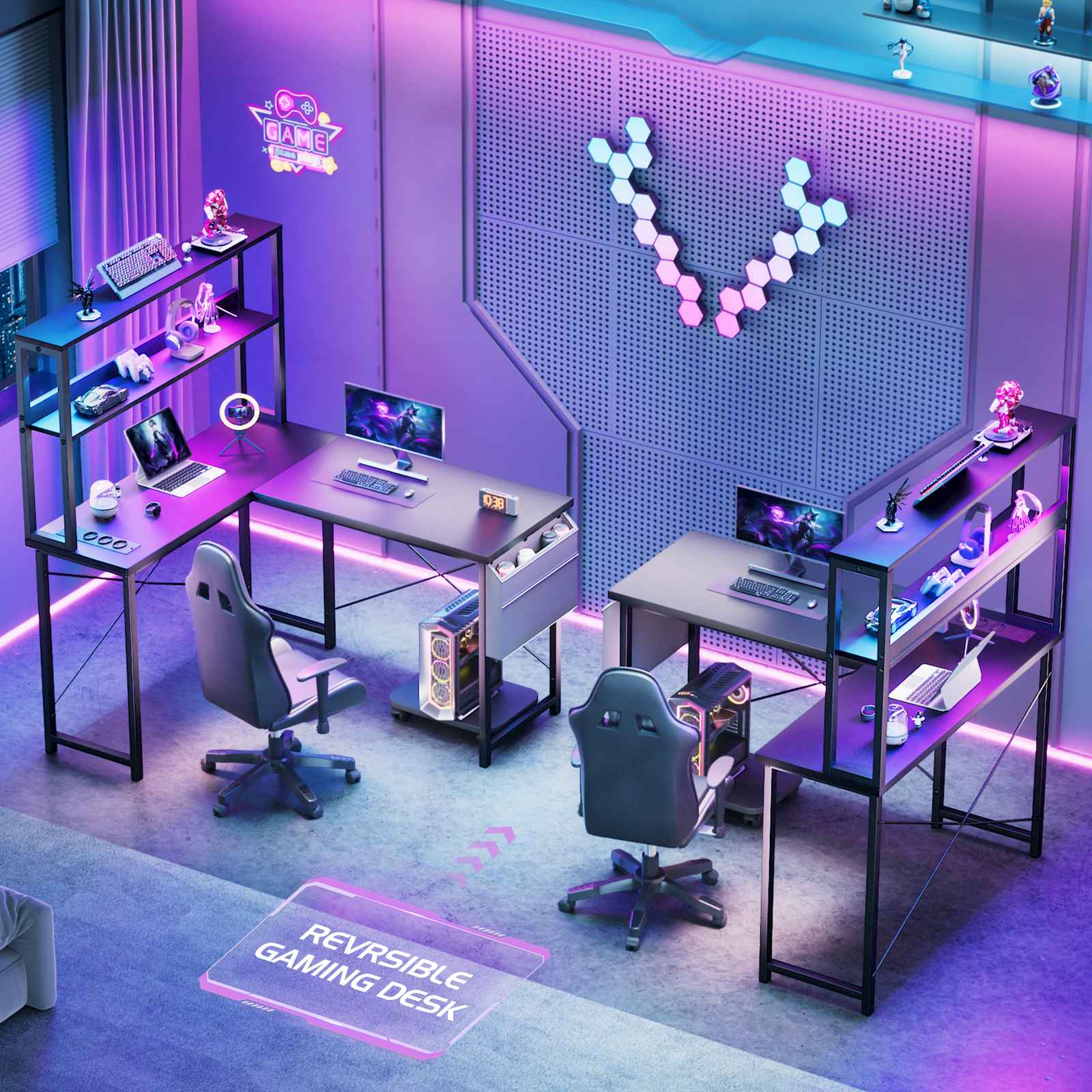Gaming-Schreibtische mit Computern, Stühlen und Regalen. Neonlichter und Gaming-Zubehör sind in einem violett beleuchteten Raum sichtbar.