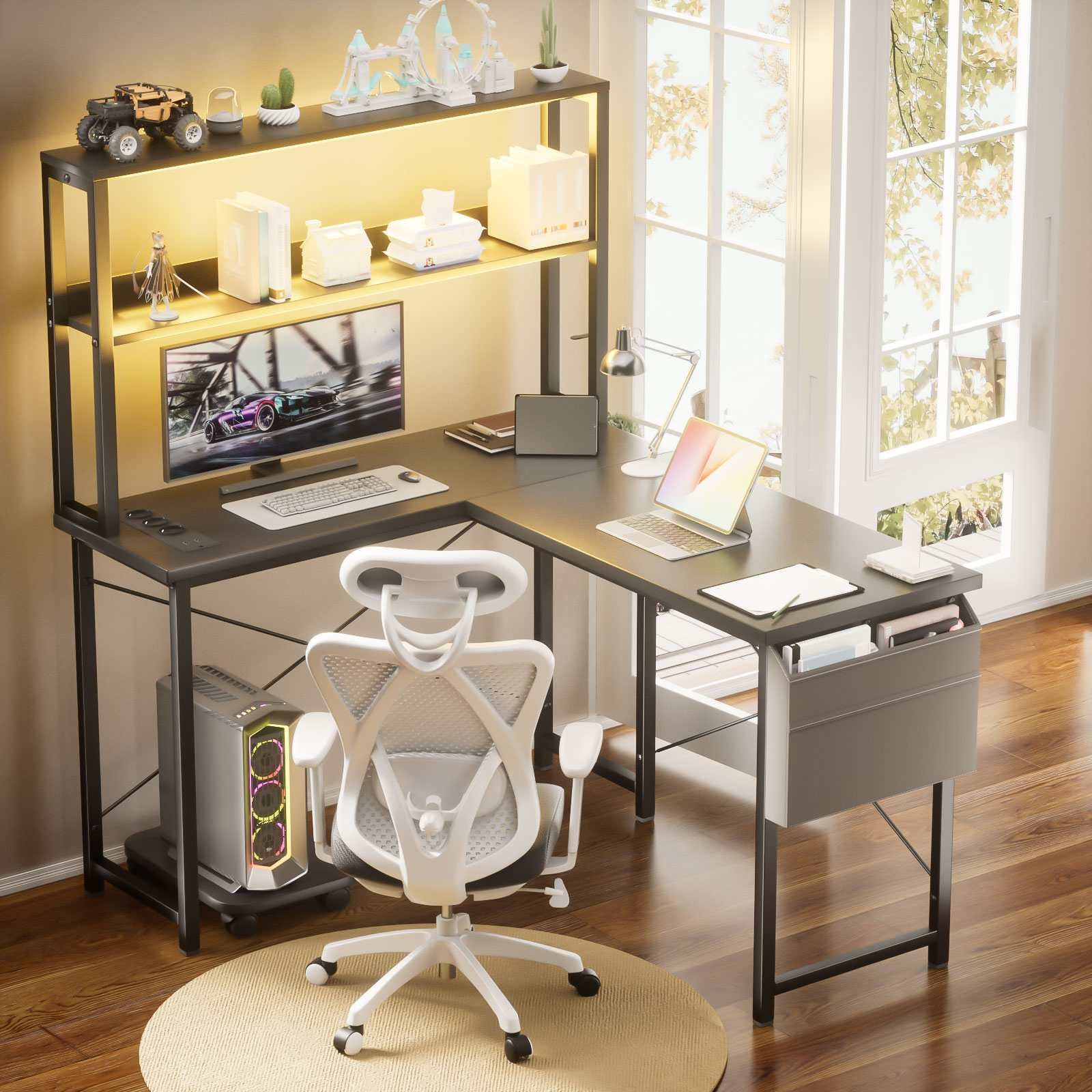 Moderne Büroeinrichtung mit Schreibtisch, Computer, Stuhl und Fenster. Gegenstände auf Regalen, wie ein Modellauto, und ein Laptop auf dem Schreibtisch.