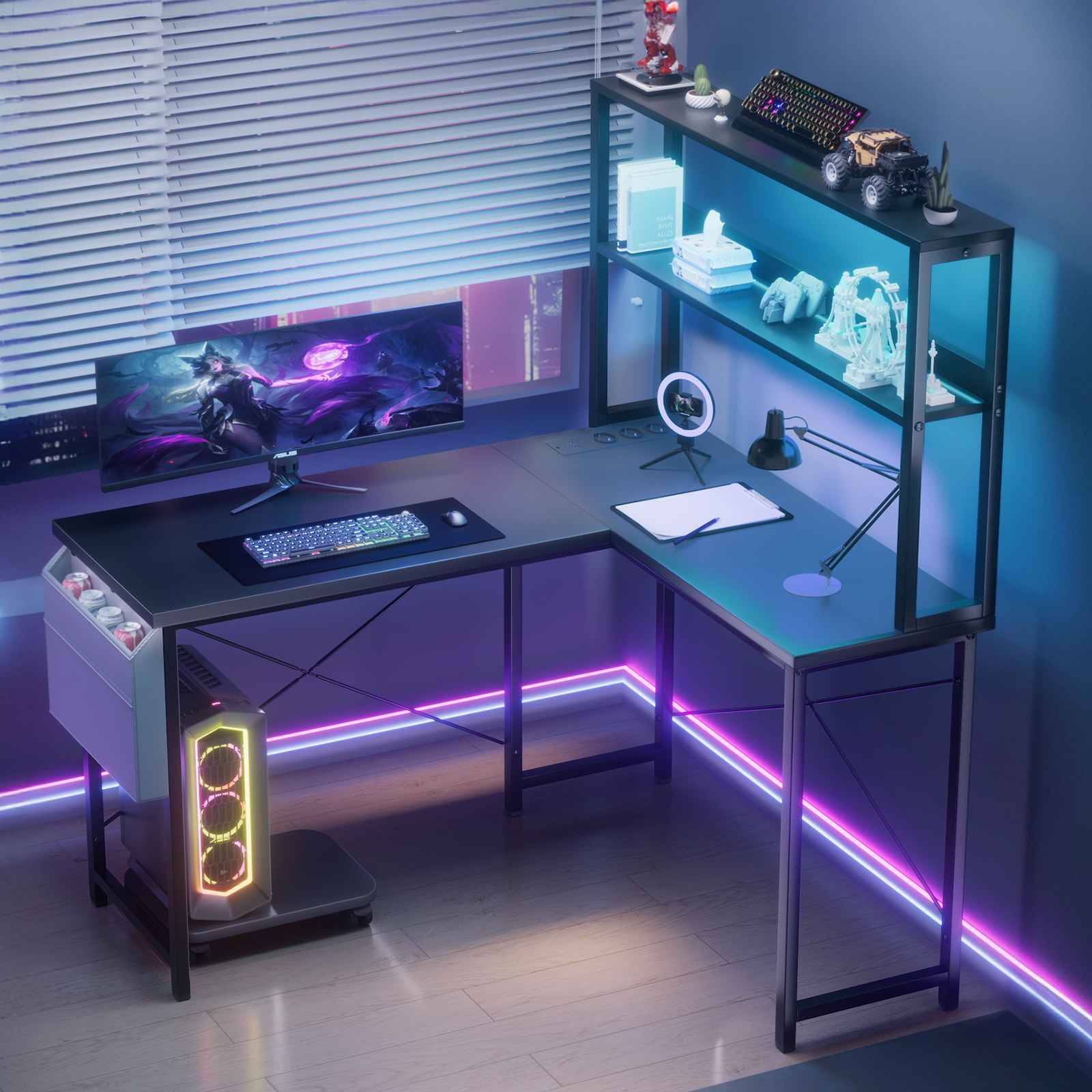 Gaming-Schreibtisch mit Monitor, Tastatur und PC. Regale halten Zubehör. LED-Streifen und Neonlichter beleuchten den Raum und schaffen ein Gaming-Setup.