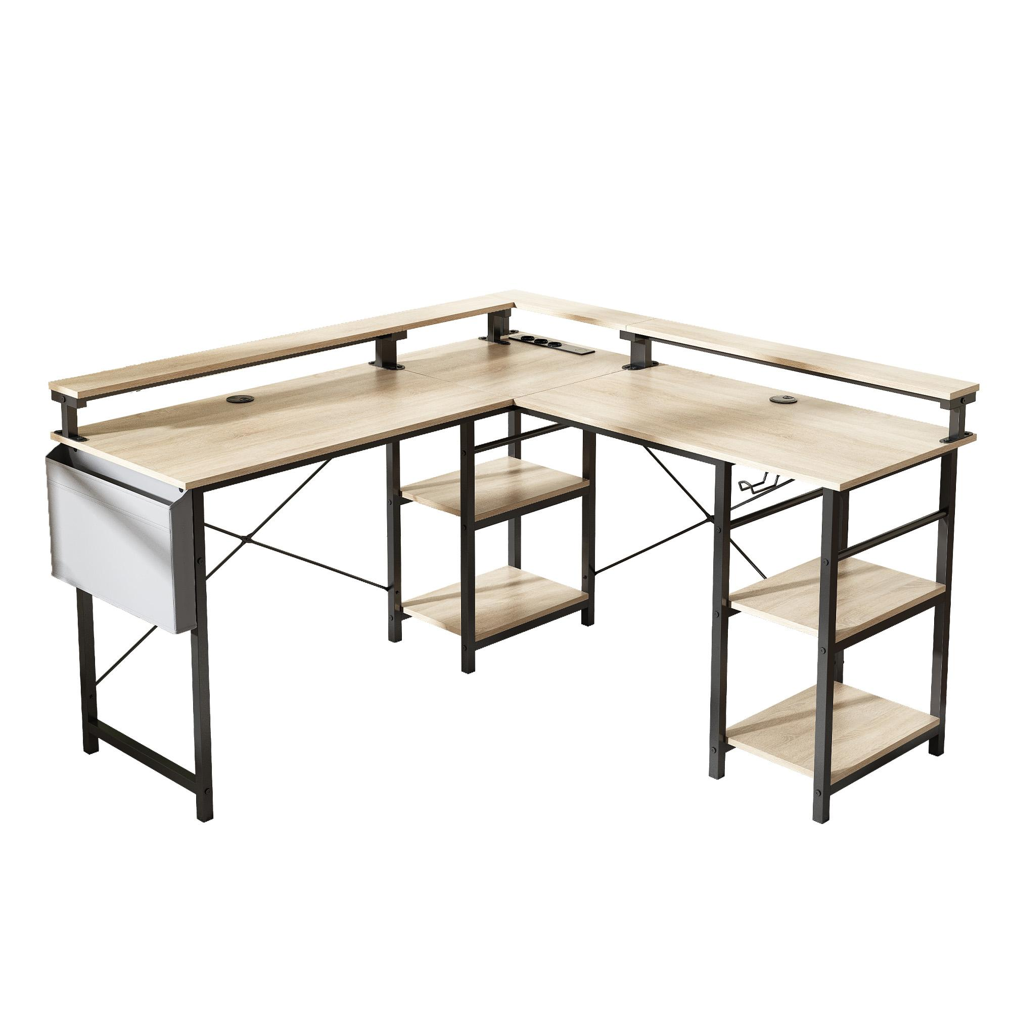 Ein L-förmiger Schreibtisch mit hellbrauner Oberfläche und schwarzem Metallrahmen. Er hat Regale und eine Schublade. Weißer Hintergrund.