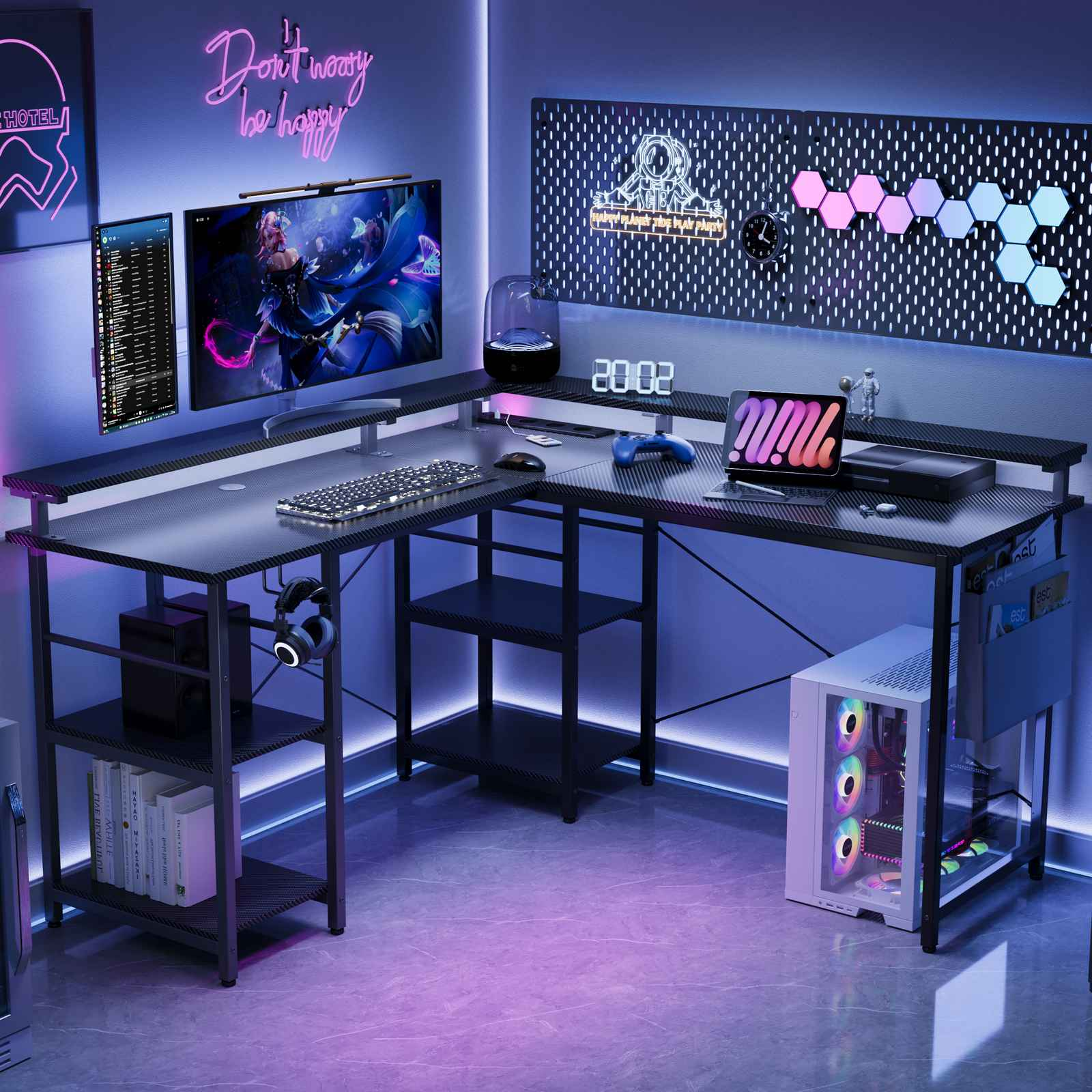 Gaming-Setup mit Schreibtisch, PC, Monitoren, Neon-Schild und Zubehör. Lila und blaue Beleuchtung. Digitaluhr.