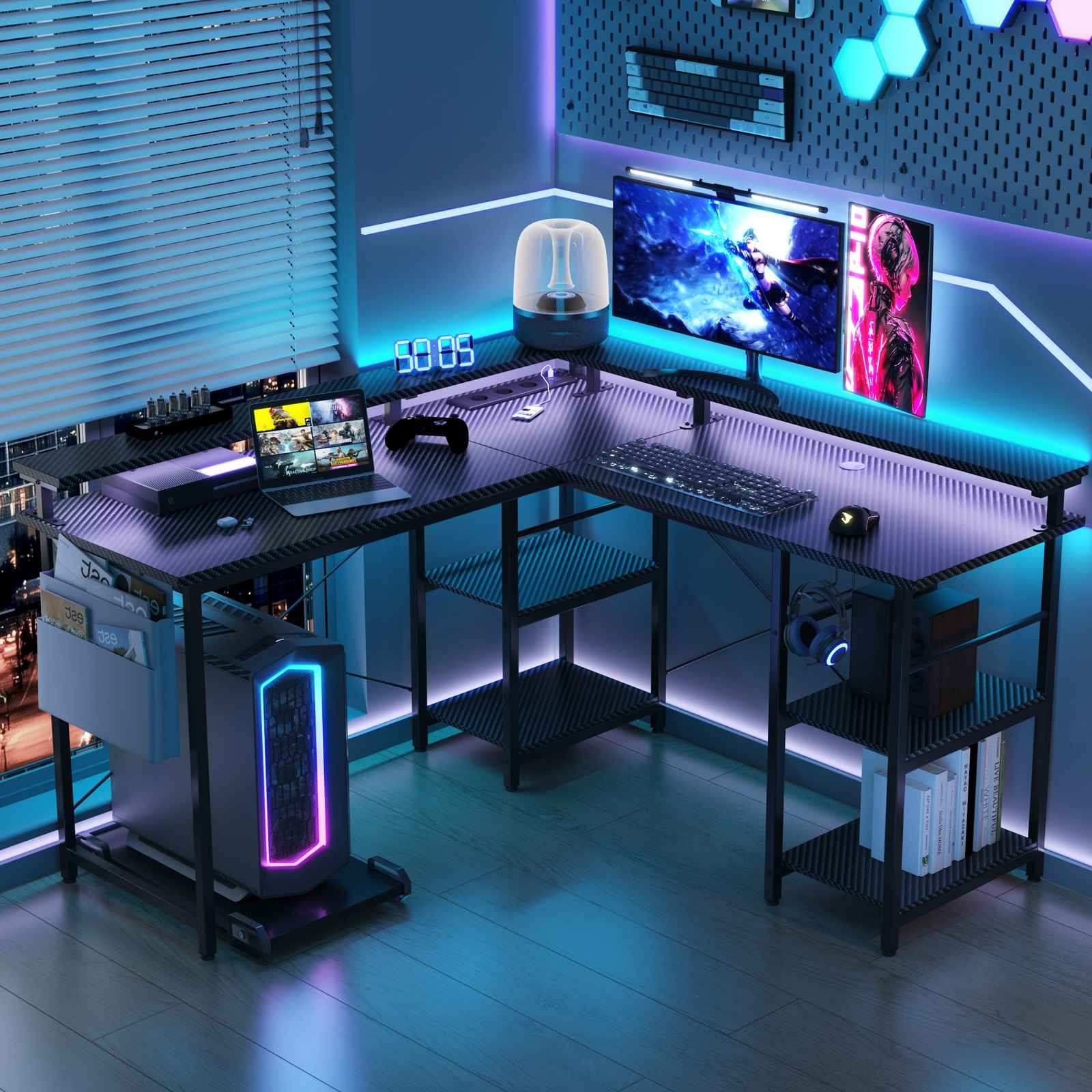 Ein Gaming-Setup mit Eckschreibtisch, zwei Monitoren und einem Computer. Neonlichter verstärken die Szene. Eine Uhr zeigt 50:05.
