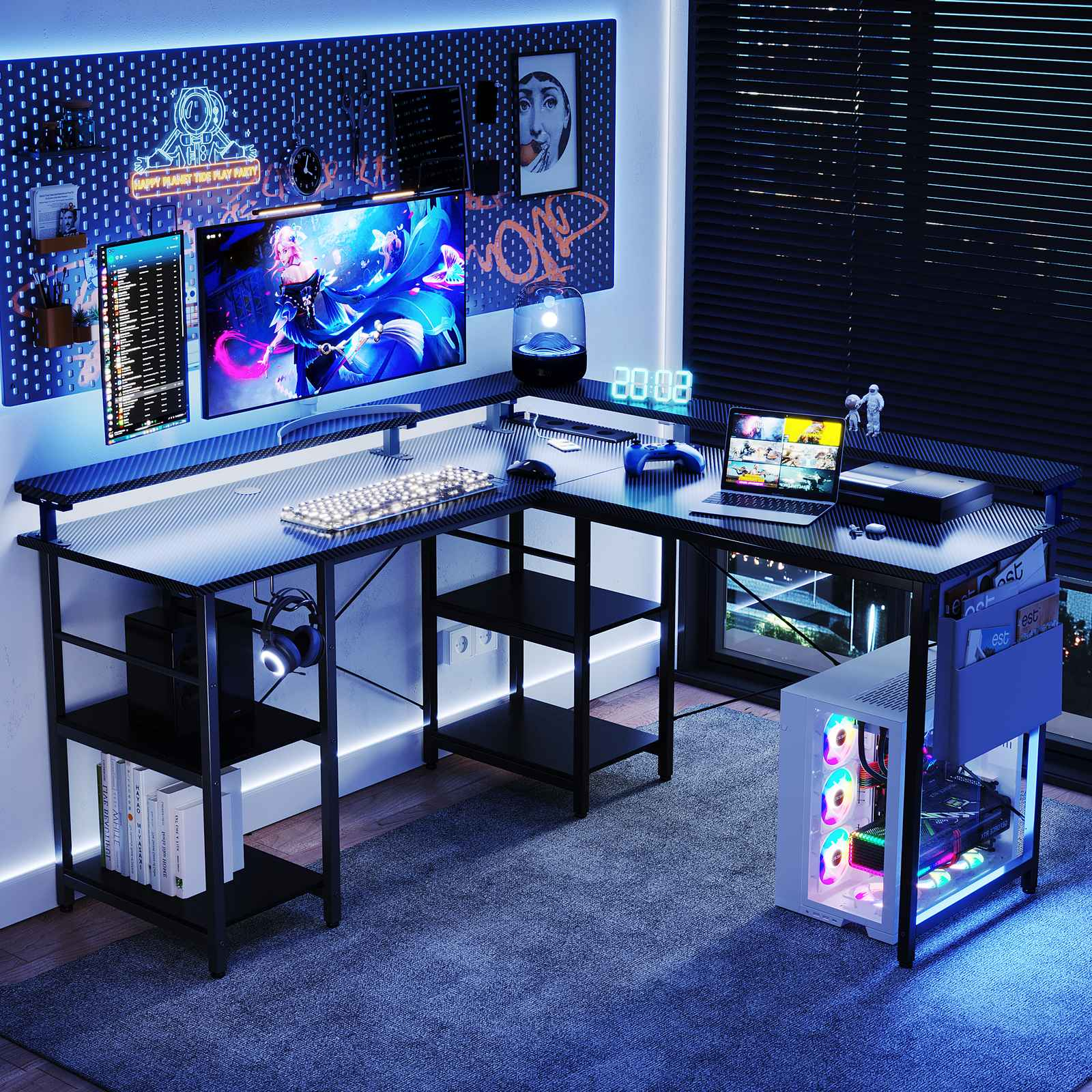 Gaming-Setup mit großem Schreibtisch, mehreren Monitoren, Tastatur und einem Computer mit bunten Lichtern. Der Raum ist blau beleuchtet.