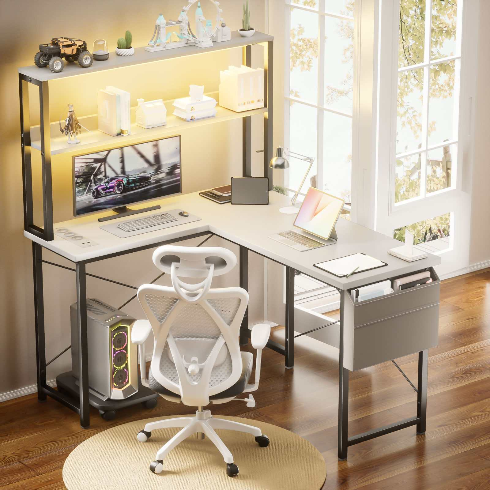 Moderne Schreibtischeinrichtung mit Computer, Stuhl und Zubehör. Ein Fenster und ein Regal mit Dekorationen sind sichtbar.