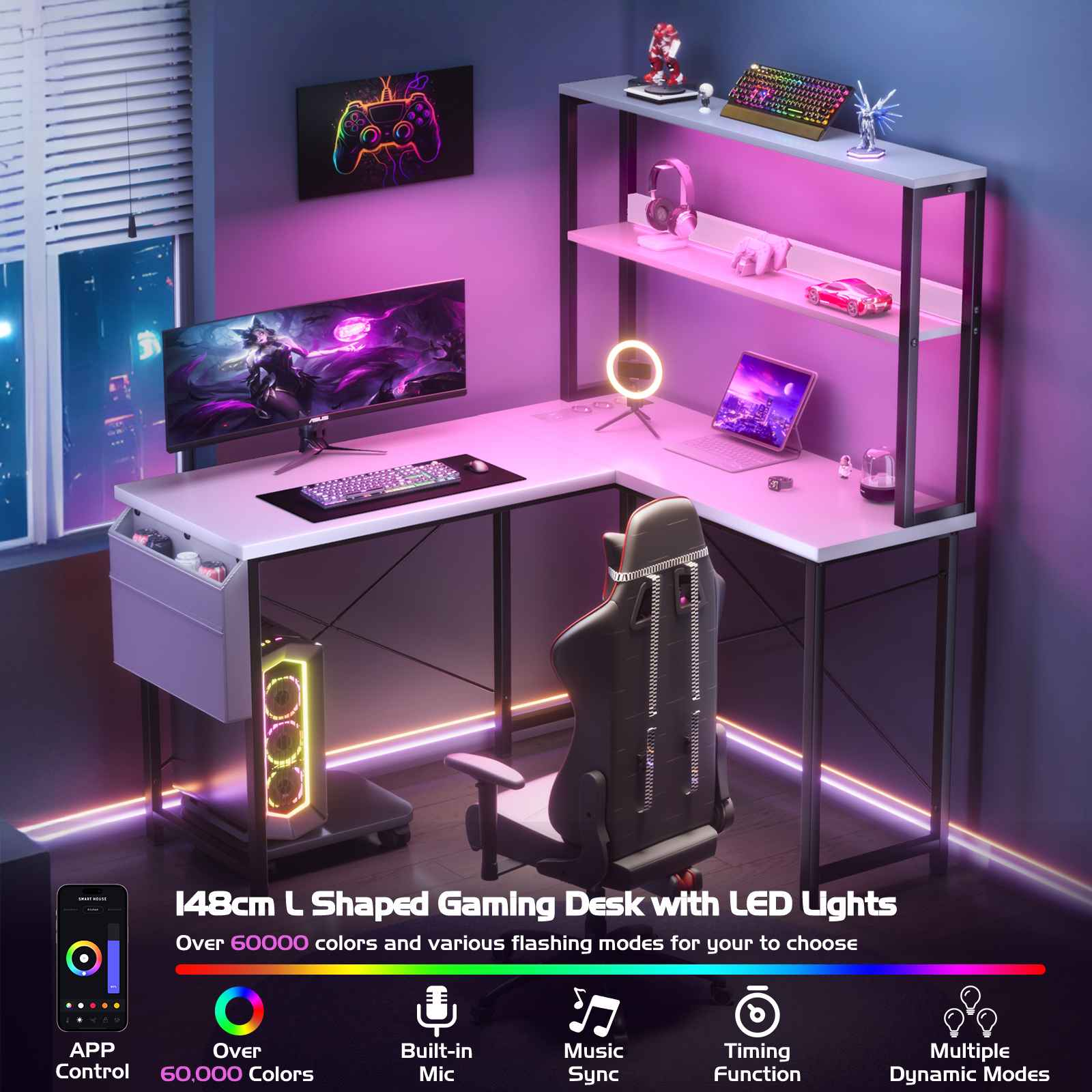 L-förmiger Gaming-Schreibtisch mit LED-Leuchten, Monitor, Tastatur, Stuhl und Regalen mit Zubehör. Lila und rosa Beleuchtung.