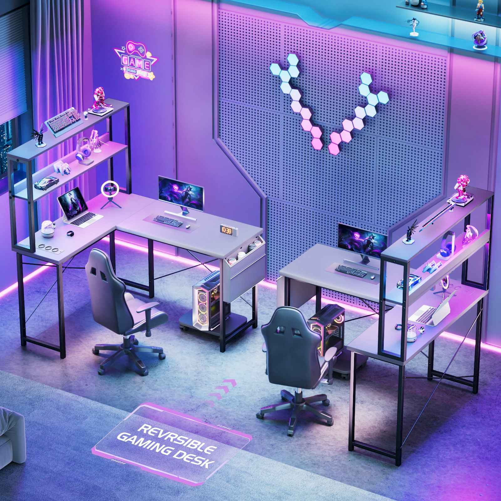 Gaming-Setup mit Schreibtischen, Computern, Stühlen und Regalen. Neonlichter an der Wand und auf den Schreibtischen. Pinkes und blaues Farbschema.