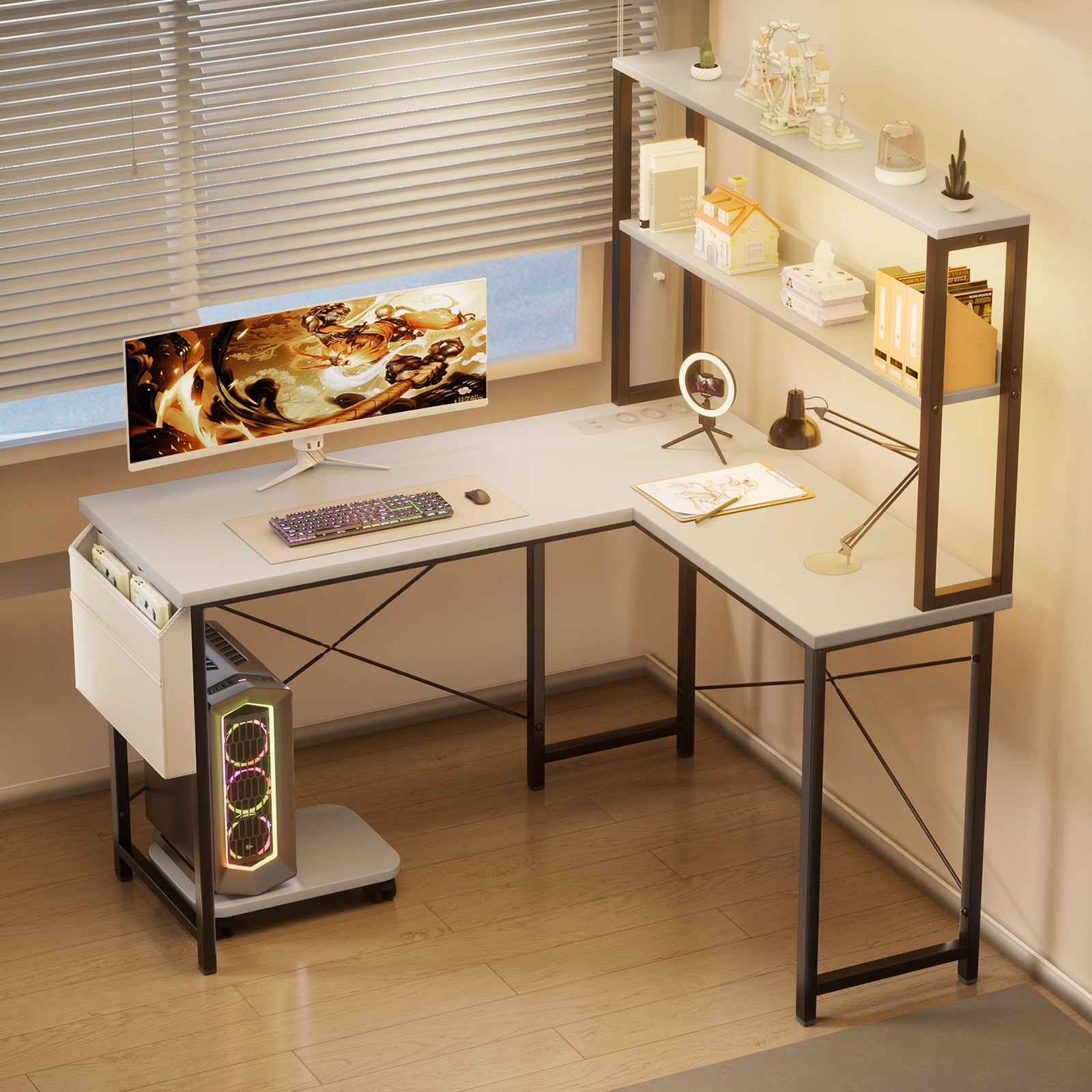 Ein moderner L-förmiger Schreibtisch mit PC, Monitor und Regalen. Der Schreibtisch ist weiß mit schwarzen Metallbeinen. Im Hintergrund befindet sich ein Fenster.
