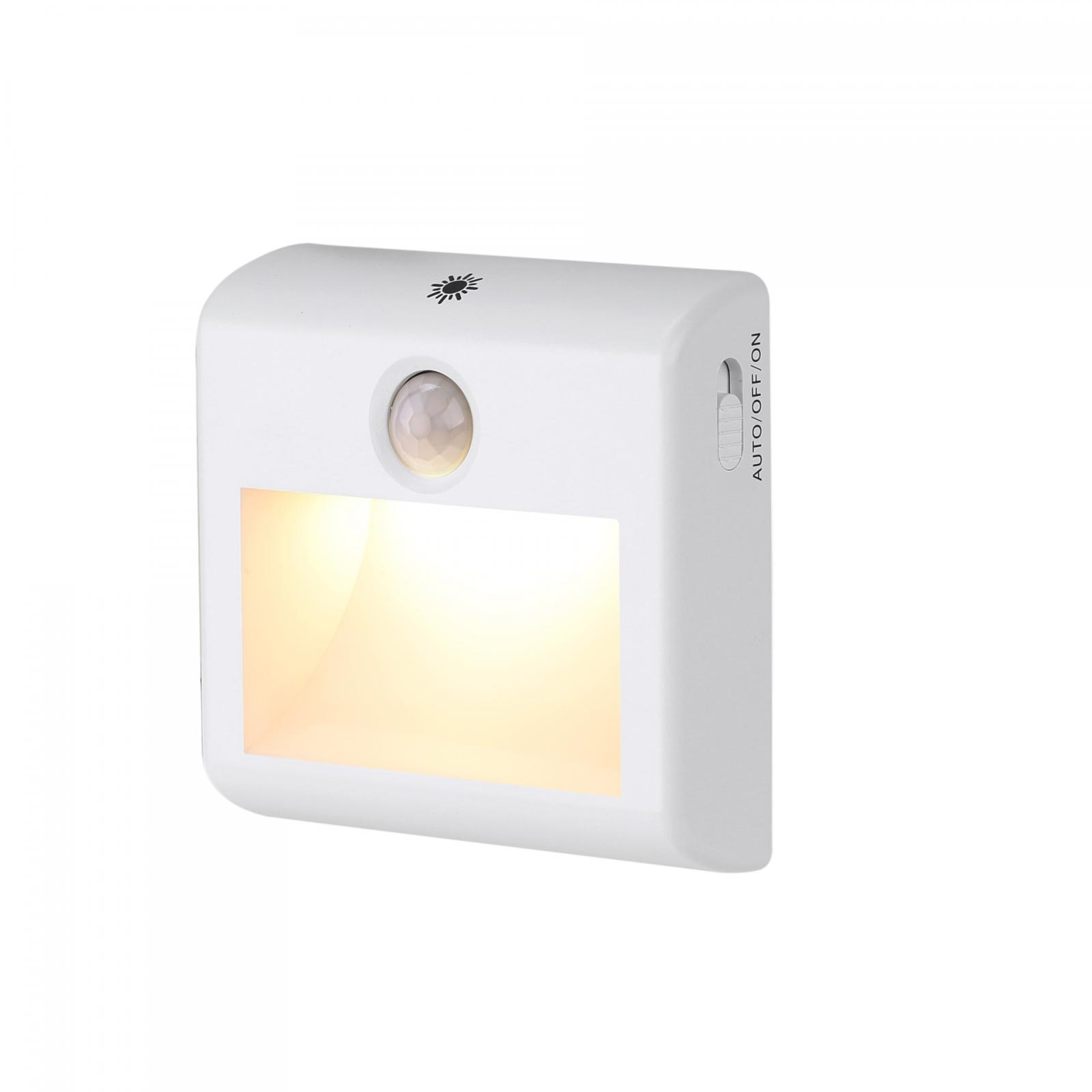 Ein weißes Nachtlicht mit Bewegungssensor und einem Ein/Aus/Automatik-Schalter. Das Licht ist an und hat einen warmen Schein.