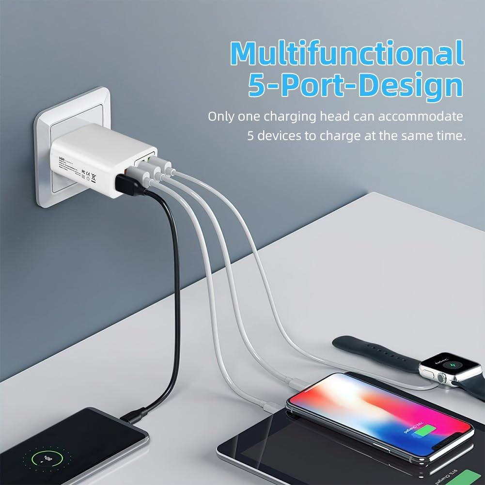 Ein weißes Multi-Port-Ladegerät mit Kabeln, die mit einem Telefon, Tablet, Smartwatch und einem weiteren Telefon verbunden sind. Das Ladegerät ist in eine Wand gesteckt.
