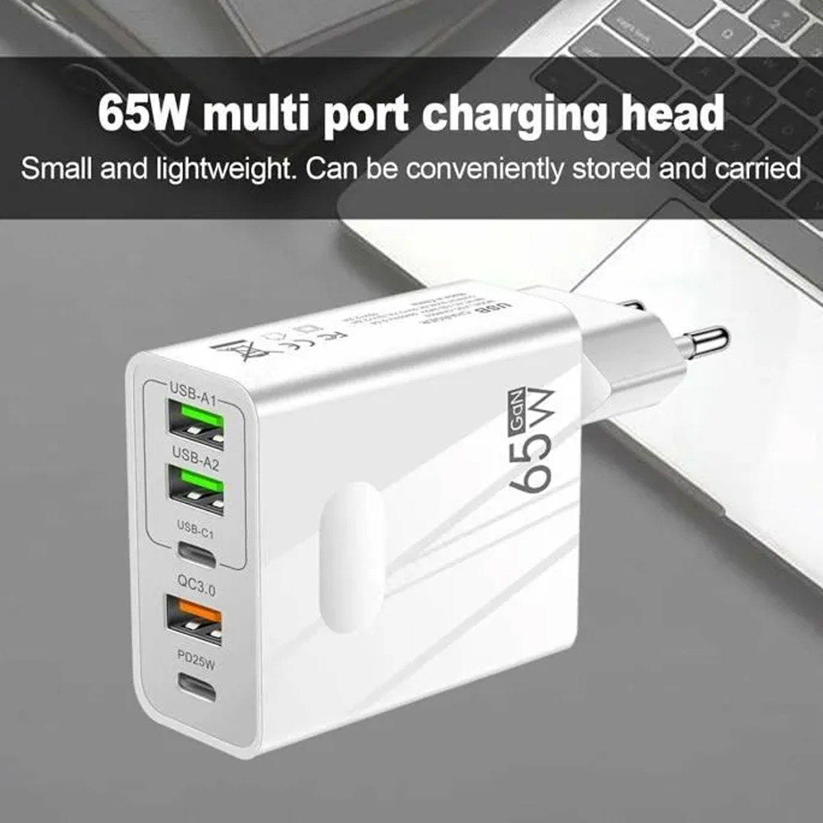 Ein weißes 65-W-Multiport-Ladekopf mit mehreren USB-Anschlüssen. Er liegt in der Nähe einer Laptop-Tastatur.