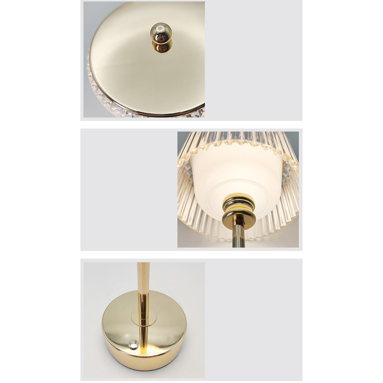 Eine goldene Lampe mit kristallähnlichem Sockel, plissiertem Lampenschirm und rundem Sockel.