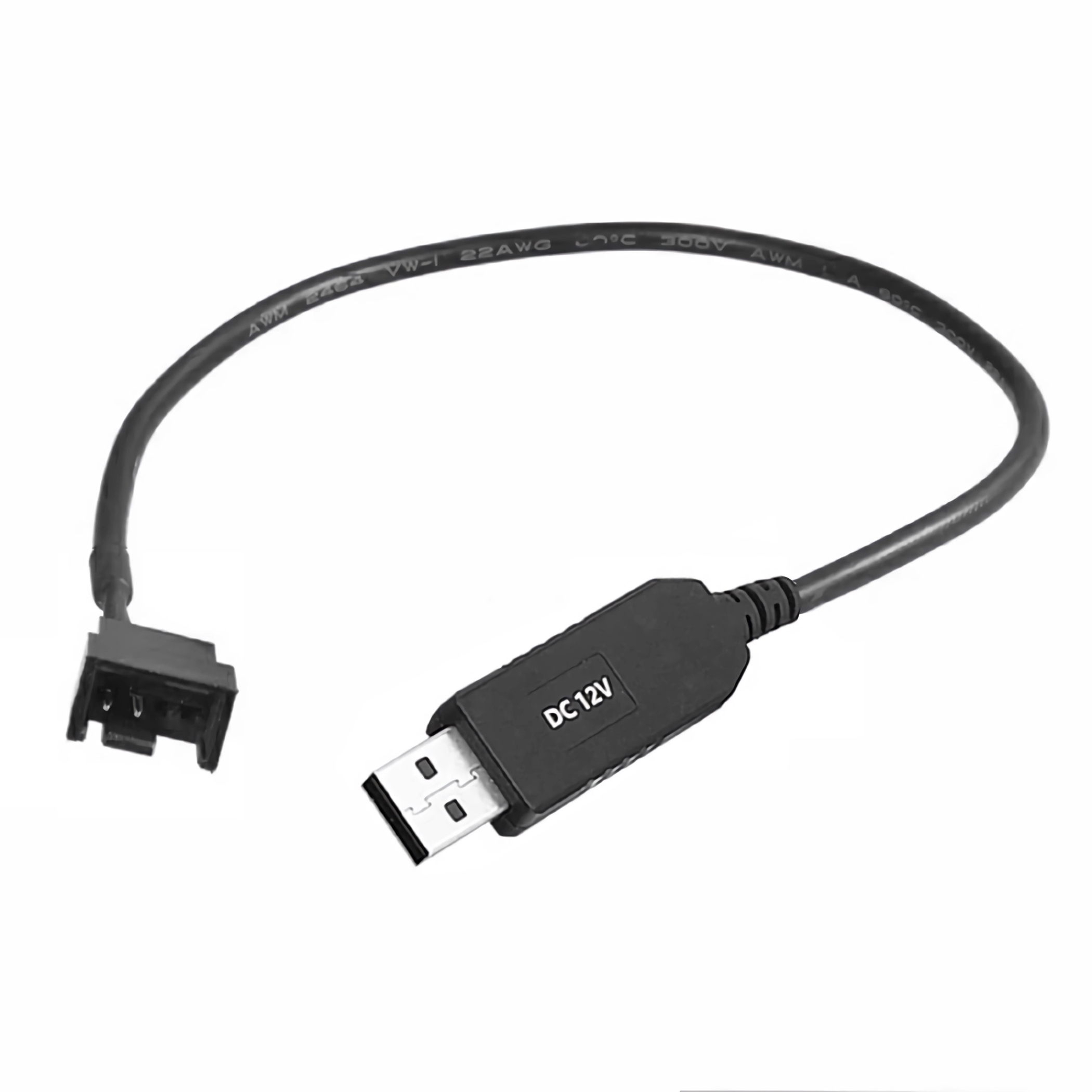 Ein schwarzes USB-Kabel mit einem 4-poligen Stecker und einem USB-A-Stecker, beschriftet mit 'DC 12V', auf weißem Hintergrund.