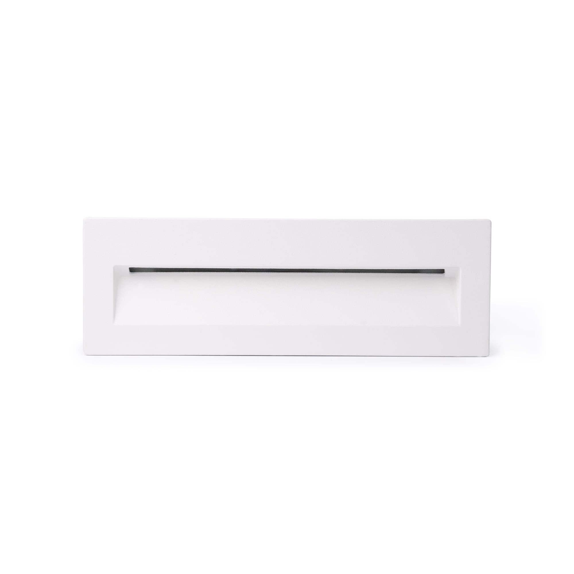 Un oggetto rettangolare bianco con una fessura orizzontale scura. È isolato su sfondo bianco. Pulito e semplice.