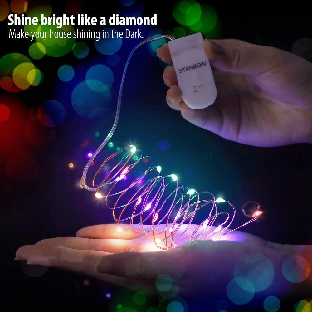 Eine Hand hält Lichterketten. Ein Akku-Pack mit dem Markennamen STANBOW ist in der anderen Hand. Die Lichter leuchten in verschiedenen Farben.