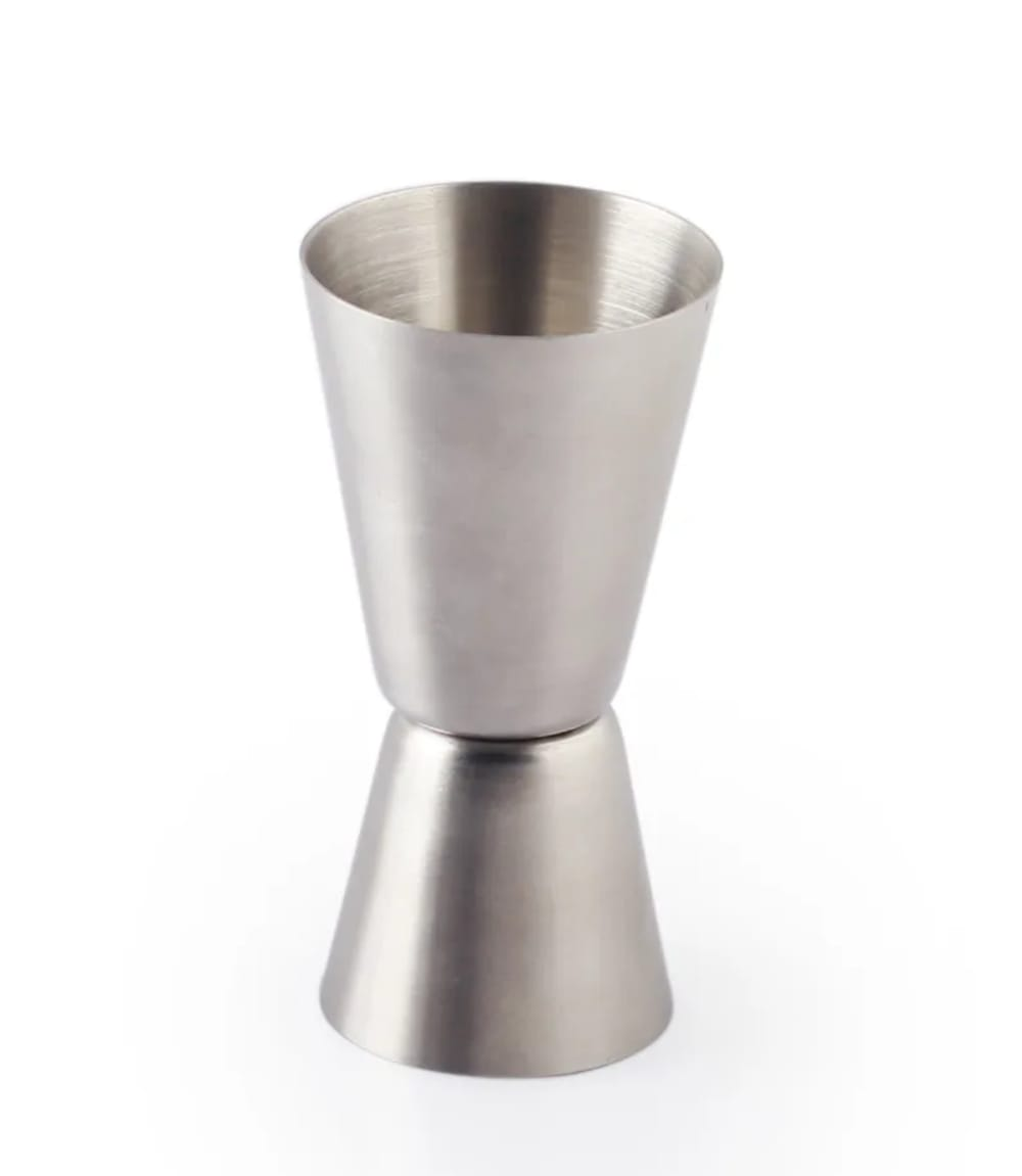 Un jigger doppio in acciaio inossidabile su sfondo bianco. Il jigger è uno strumento di misura per cocktail.