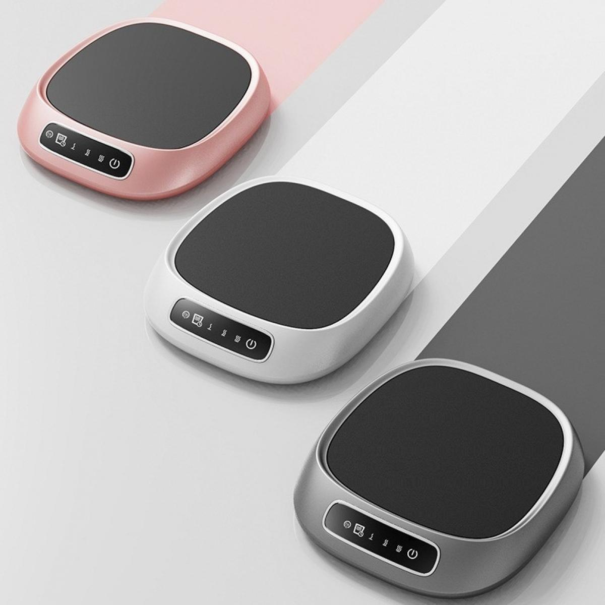 Drei elektrische Tassenwärmer in Rosa, Weiß und Grau. Jeder hat eine schwarze Oberseite und Bedienelemente. Sie liegen auf einer weißen Oberfläche.