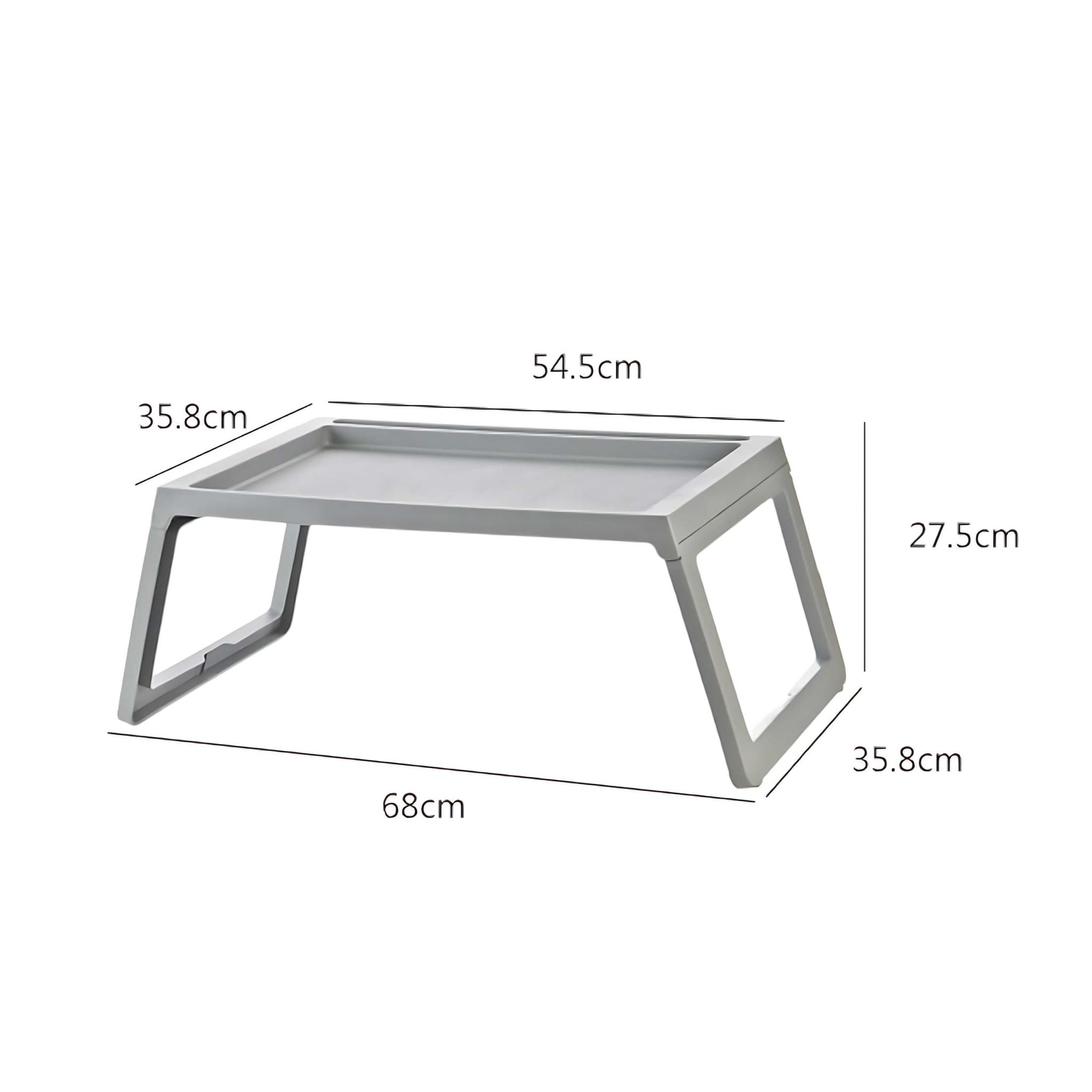 Ein grauer Laptop-Tisch mit den angegebenen Maßen: 68 cm lang, 54,5 cm breit, 35,8 cm hoch. Die Beine sind abgewinkelt.