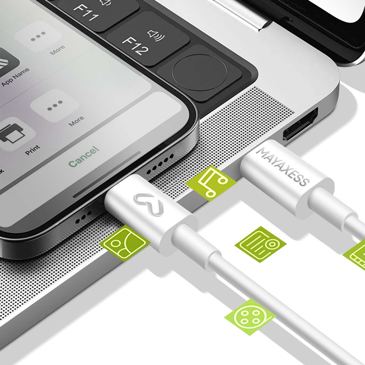 Un câble de chargement blanc est connecté à un téléphone sur un ordinateur portable. Le téléphone affiche des icônes d'applications. Le câble porte la marque MAYAXESS.