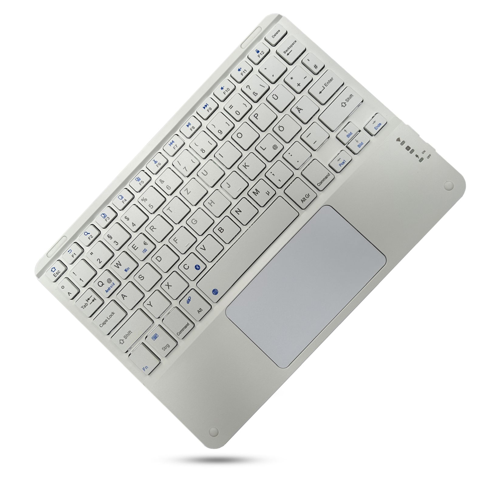 Eine silberne, drahtlose Tastatur mit Touchpad. Die Tasten sind weiß mit blauen Symbolen. Sie ist auf weißem Hintergrund abgewinkelt.