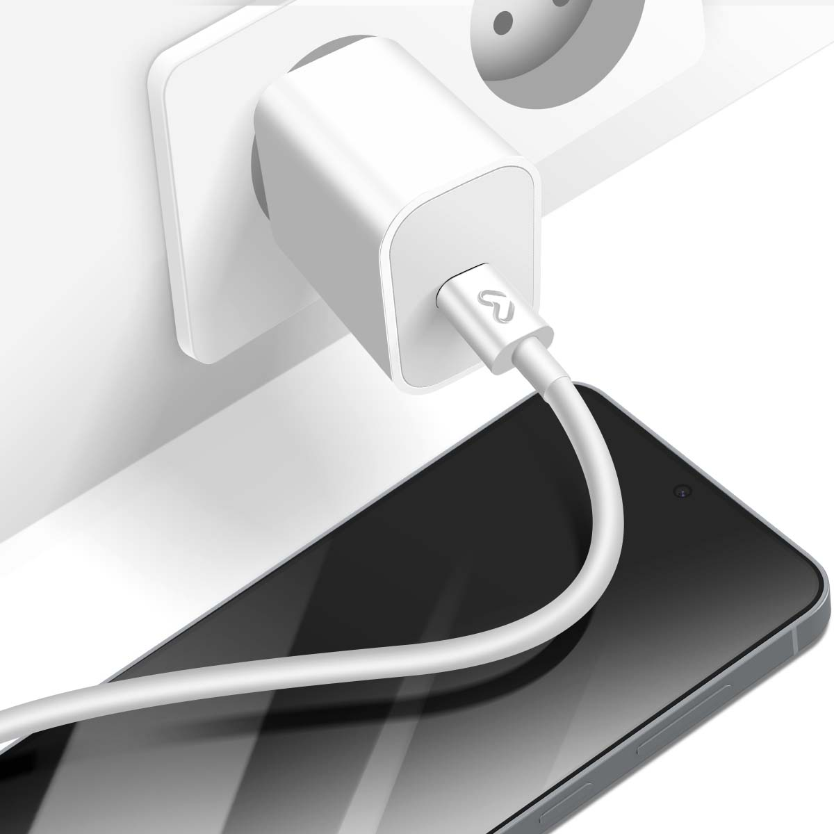 Un caricabatterie bianco per telefono è collegato a una presa a muro. Un cavo bianco si collega a uno smartphone nero.