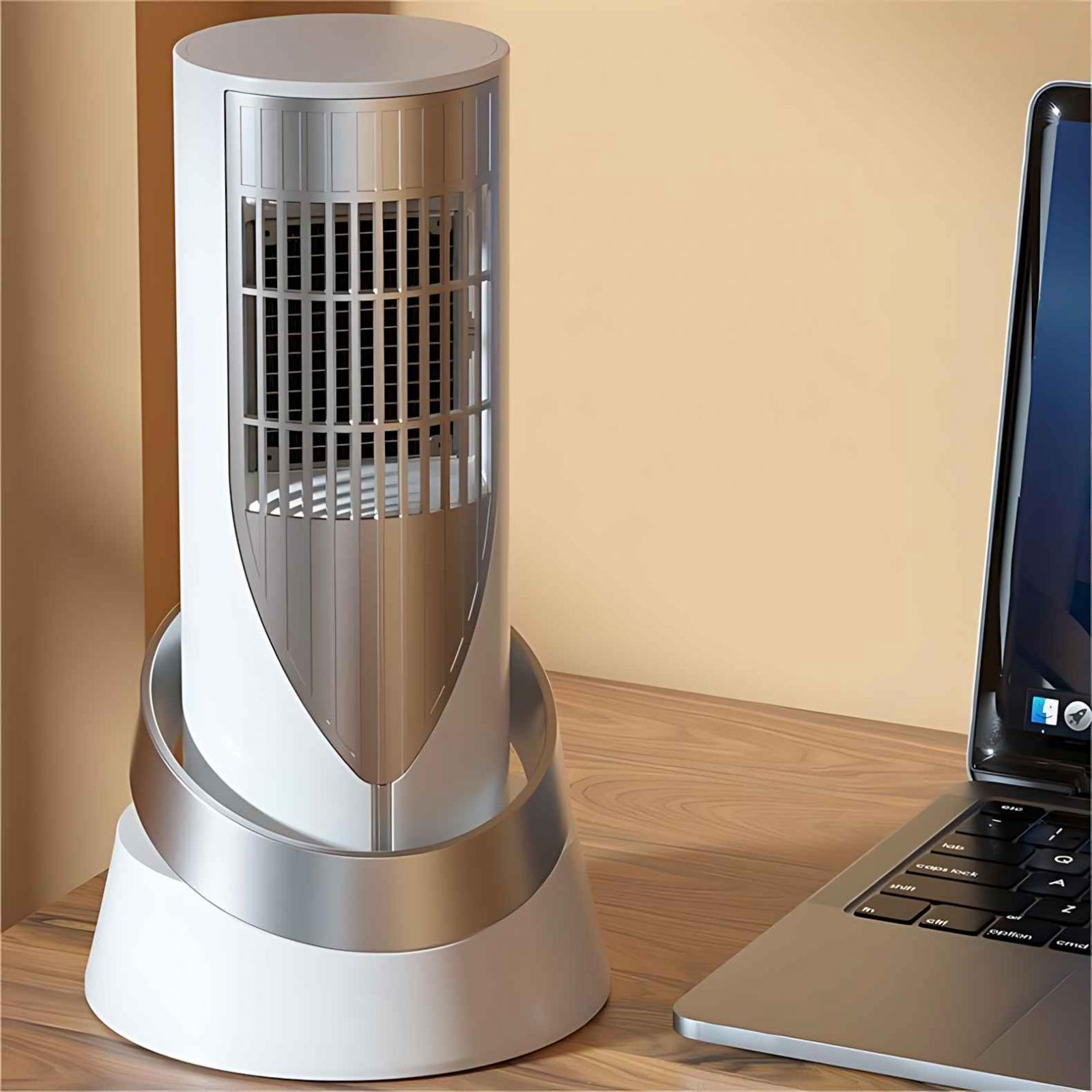 Ein weiß-silberner Ventilator steht auf einem Holzschreibtisch neben einem Laptop. Der Hintergrund ist eine beige Wand.