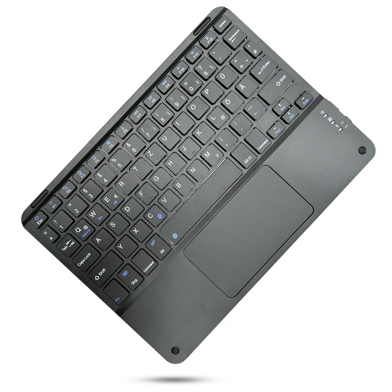 Eine schwarze, drahtlose Tastatur mit Touchpad, diagonal angeordnet. Tasten umfassen Buchstaben, Zahlen und Funktionstasten. Eine Betriebsanzeige ist sichtbar.
