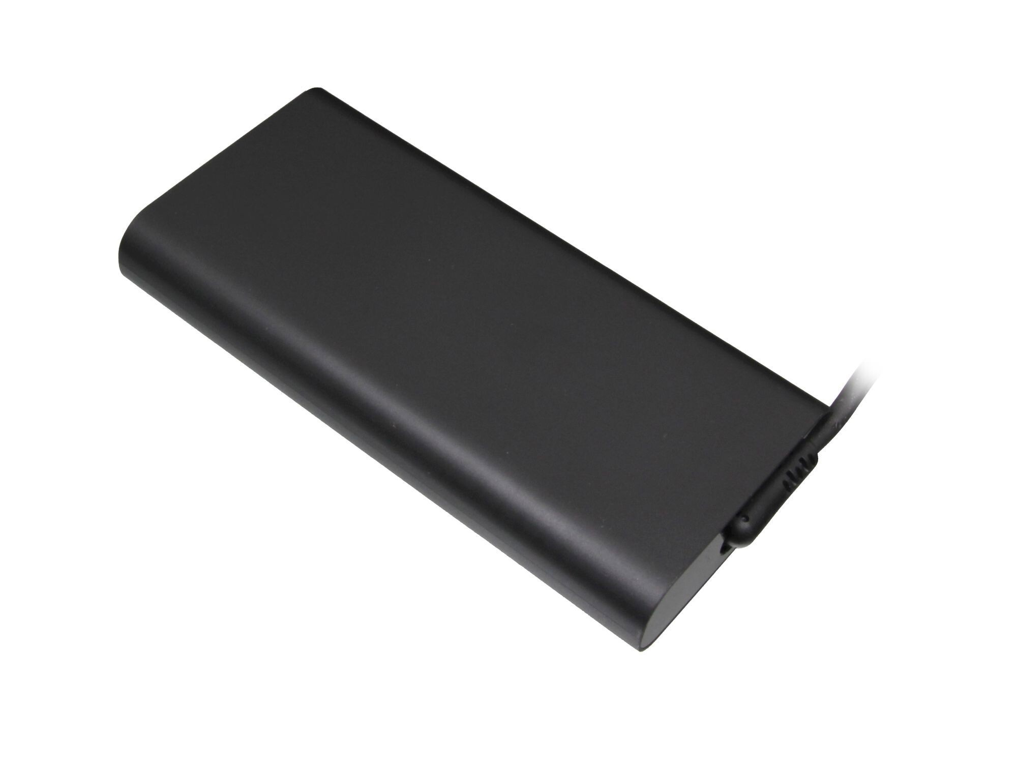 Ein schwarzes rechteckiges Laptop-Ladegerät auf weißem Hintergrund. Ein Kabel erstreckt sich von der Seite des Ladegeräts.