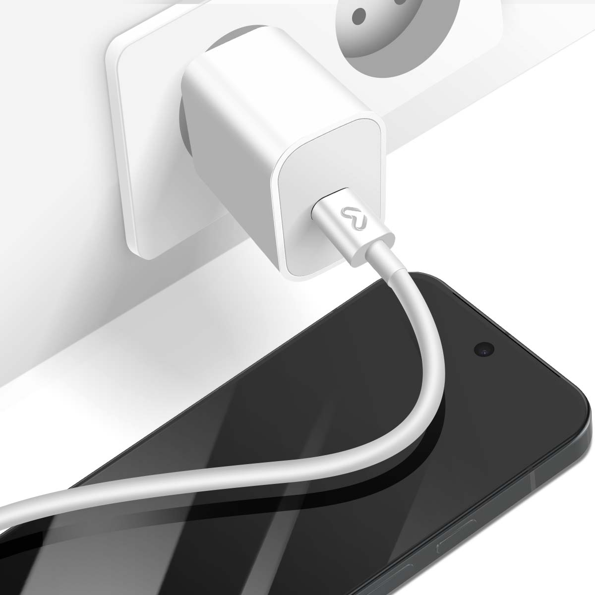 Un caricabatterie bianco è collegato a una presa. Un cavo bianco si collega a uno smartphone nero.