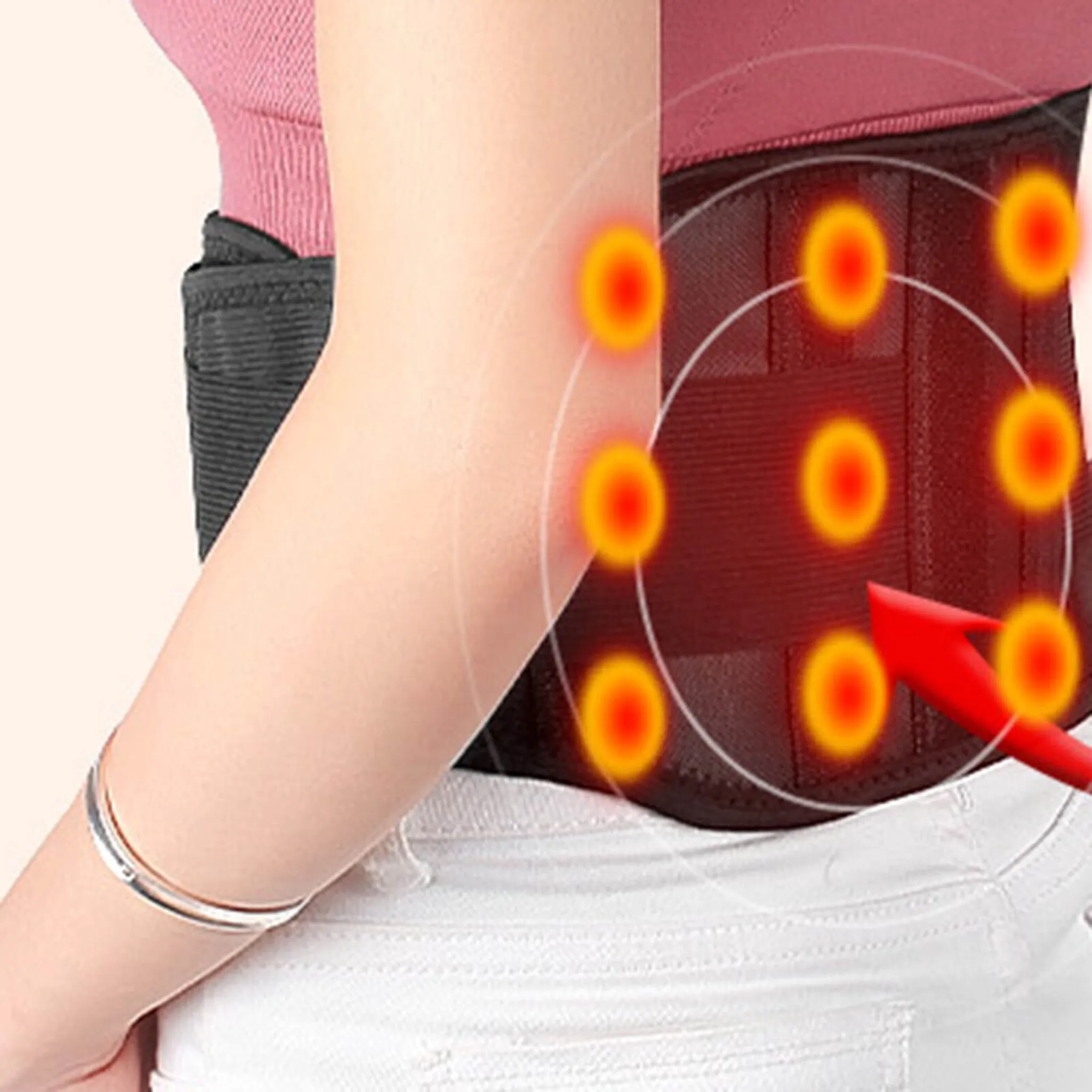 Eine Person, die eine Rückenstütze trägt. Roter Pfeil zeigt auf den hervorgehobenen Bereich. Außerdem ist ein silbernes Armband zu sehen.