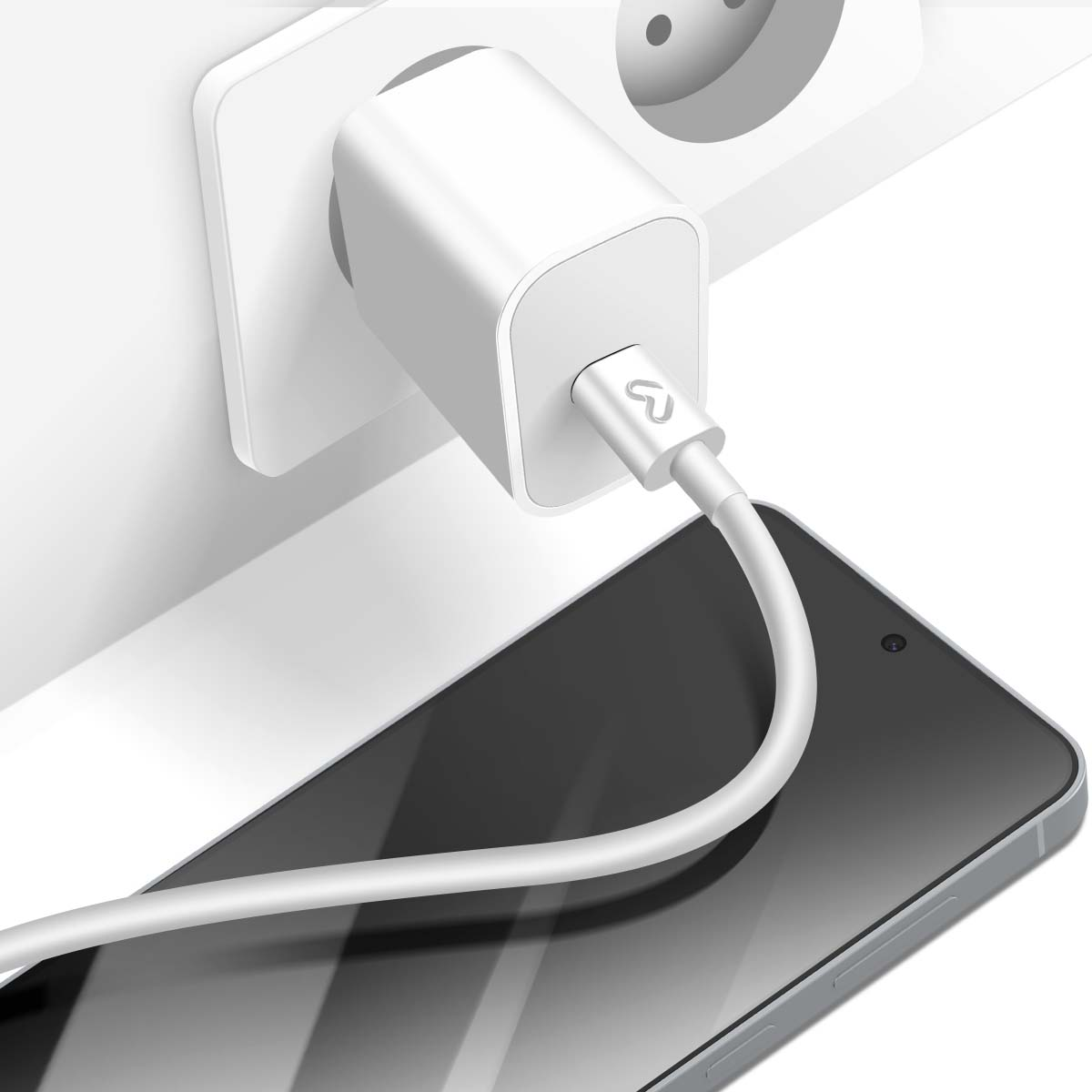 Un caricabatterie bianco collegato a una presa a muro. Un telefono è collegato al caricabatterie con un cavo bianco.
