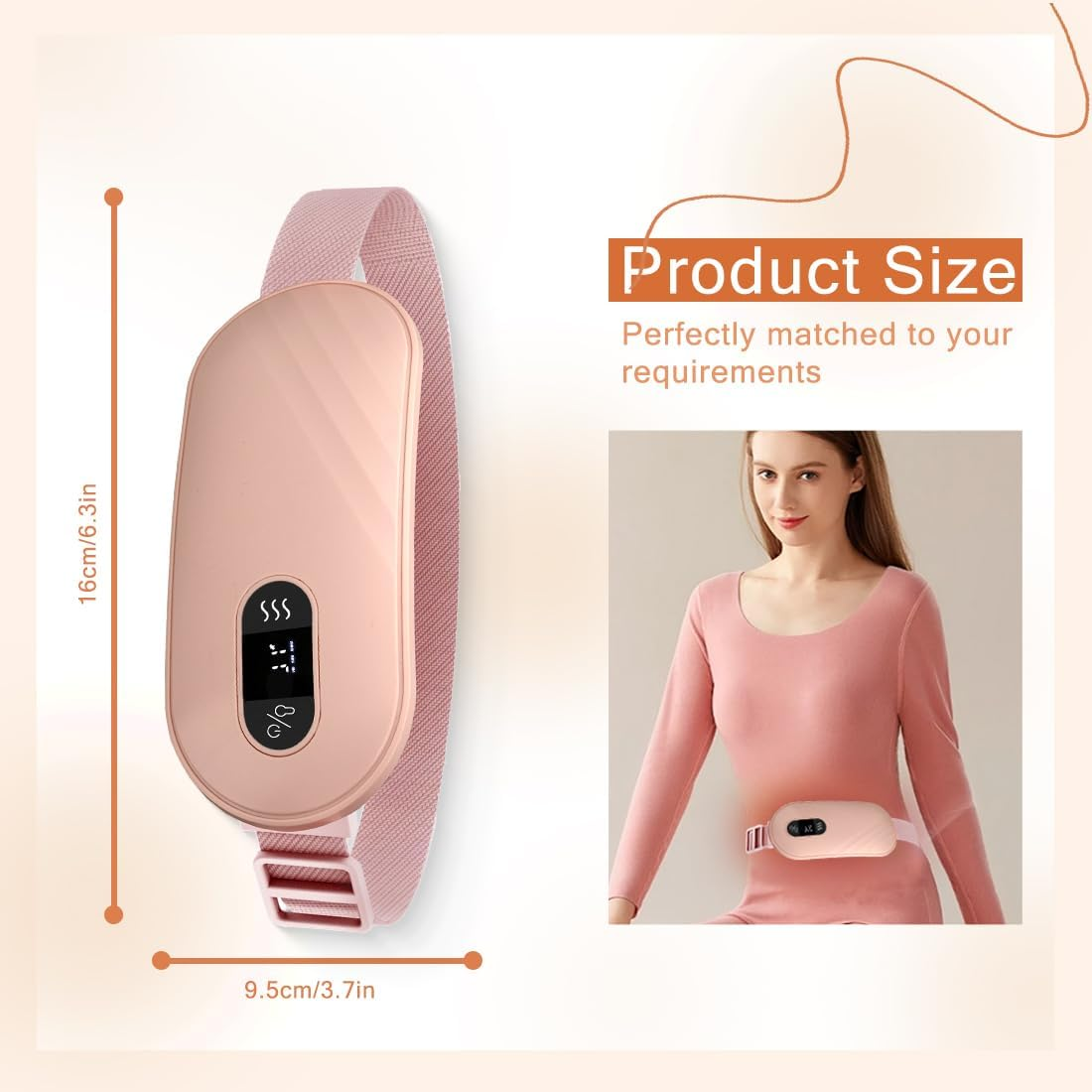 Ein rosafarbenes Heizkissen mit Gurt wird neben einer Frau in einem rosa Hemd gezeigt. Die Produktgröße wird mit Abmessungen angezeigt.