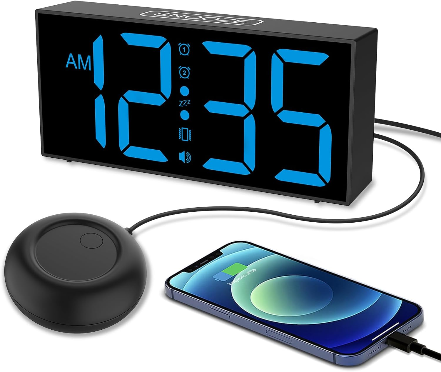 Schwarzer digitaler Wecker mit der Anzeige 12:35 Uhr morgens. Daneben eine schwarze Ladestation und ein Handy mit 80 % Akku.