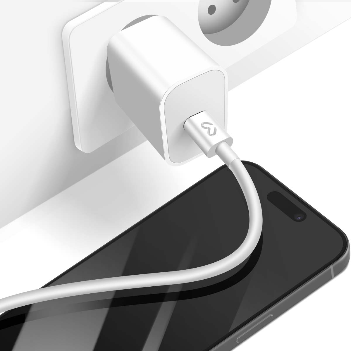 Caricabatterie bianco collegato, connesso a smartphone nero con cavo bianco. Primo piano su superficie bianca.