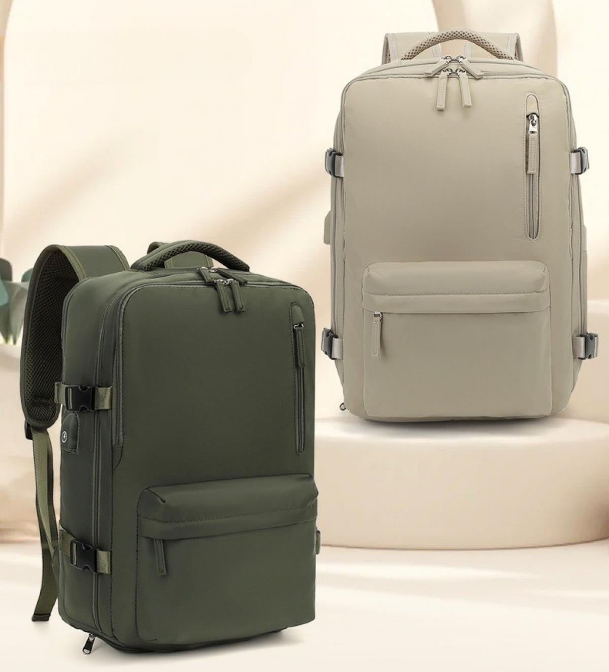 Zwei Rucksäcke: einer olivgrün und einer beige. Beide haben mehrere Taschen und Reißverschlüsse. Sie stehen auf weißem Grund.