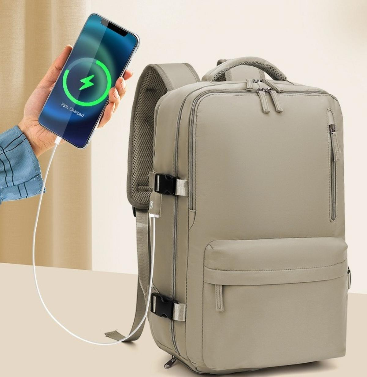 Eine Hand hält ein Handy, das einen Rucksack auflädt. Das Telefon zeigt 75 % geladen an. Der Rucksack ist beige und hat mehrere Taschen.