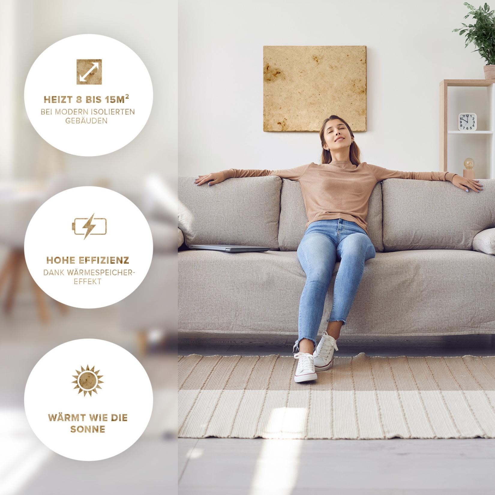 Eine Frau entspannt sich mit offenen Armen auf einem Sofa. Im Hintergrund ein Bild und ein Regal mit Uhr und Pflanze.