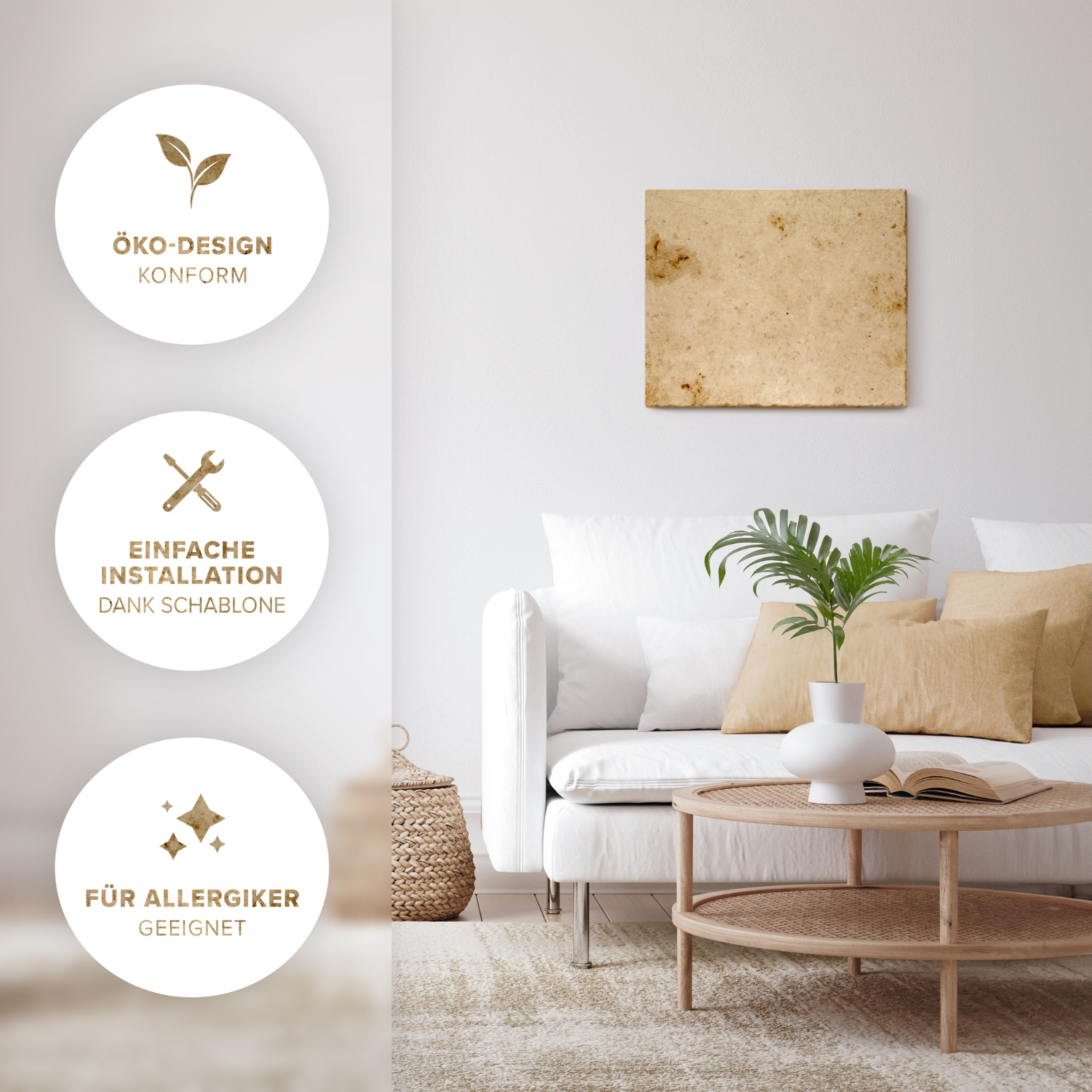 Wohnzimmer mit weißem Sofa, Holztisch und Gemälde. Pflanze und Kissen sind sichtbar.