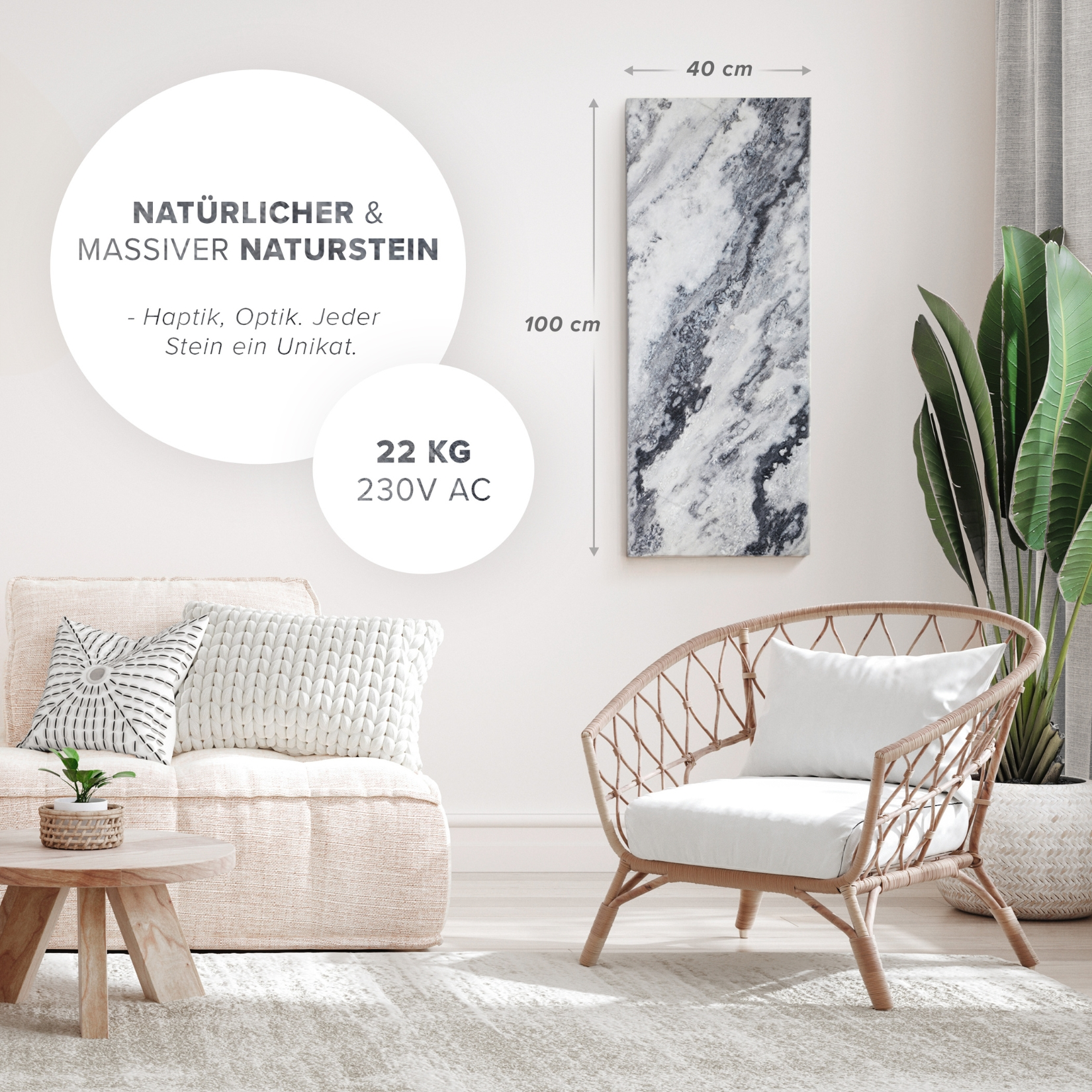 Wohnzimmer mit Steinwandkunst, beigem Sofa, Korbstuhl und Topfpflanzen. Informative Textblasen sind vorhanden.