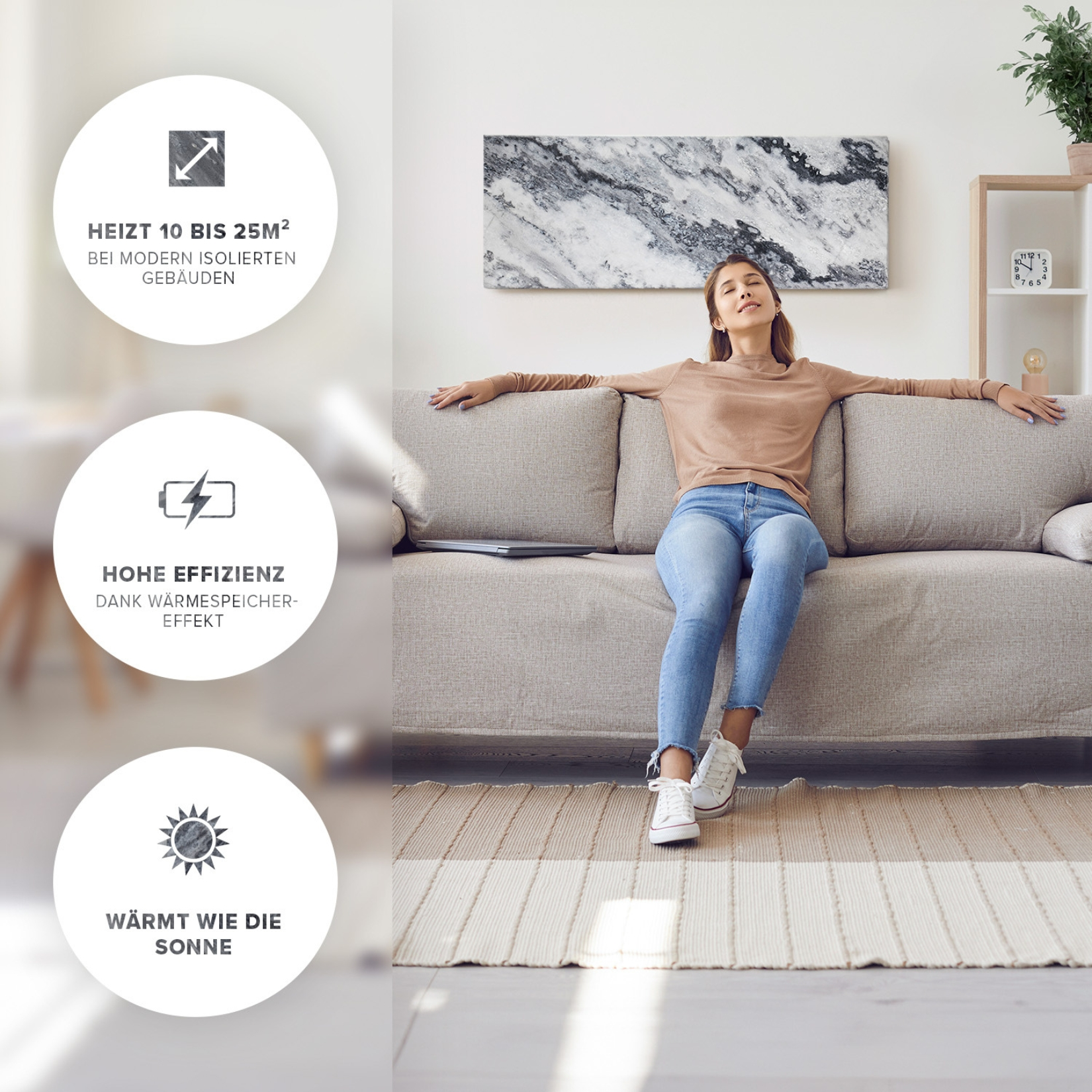 Eine Frau entspannt sich auf einem Sofa. Sie trägt Jeans und ein braunes Oberteil. Ein Gemälde und ein Regal mit Gegenständen sind im Hintergrund.