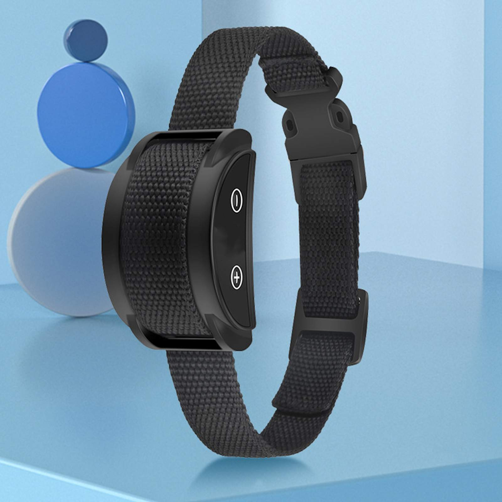 Ein schwarzes Hundehalsband mit Schnalle und Steuereinheit. Im Hintergrund zwei blaue geometrische Formen.
