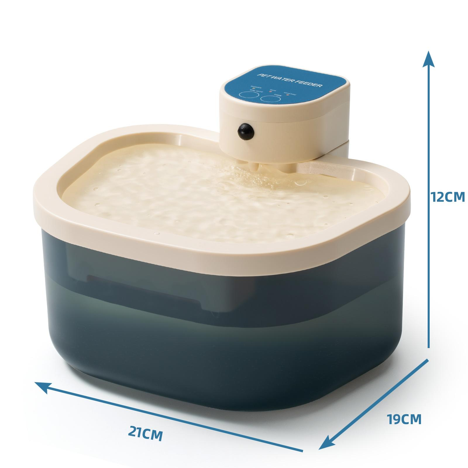 Haustier-Wasser-Feeder mit weißem und blauem Design. Abmessungen sind beschriftet. Der Feeder hat einen mit Wasser gefüllten Behälter.