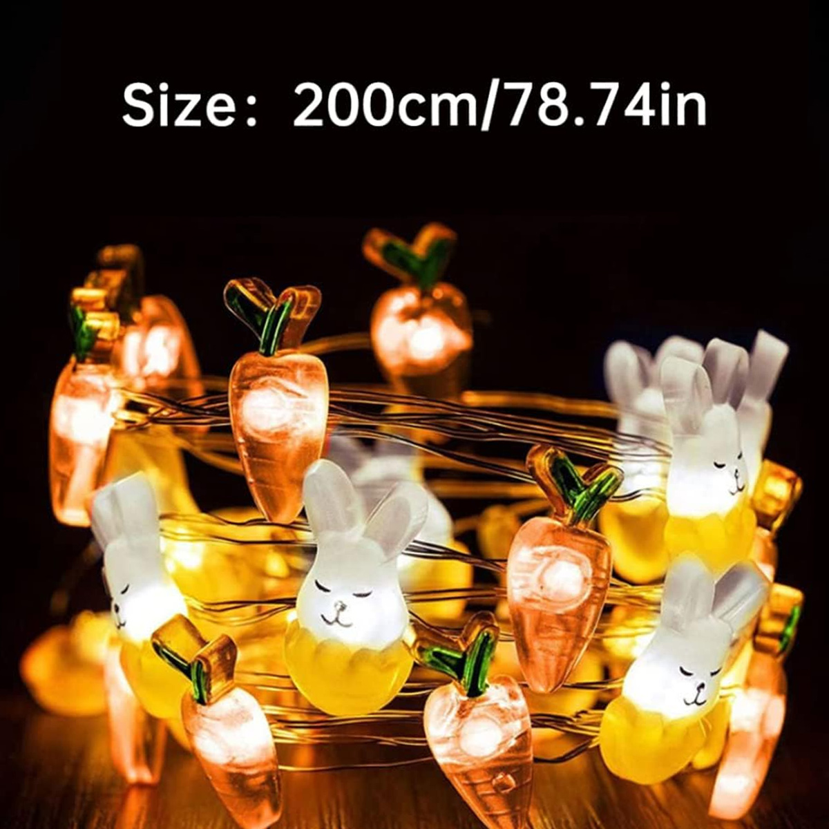 Lichterketten mit Karotten und Hasen, orange und gelbe Lichter auf dunklem Hintergrund. Größe: 200cm/78,74in.