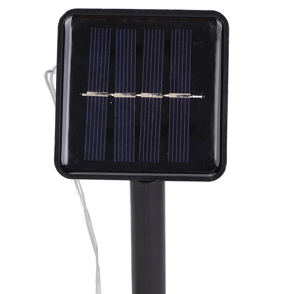 Ein Solarpanel mit schwarzem Rahmen und dunkelblauen Zellen ist auf einer schwarzen Stange montiert, mit weißen Drähten.
